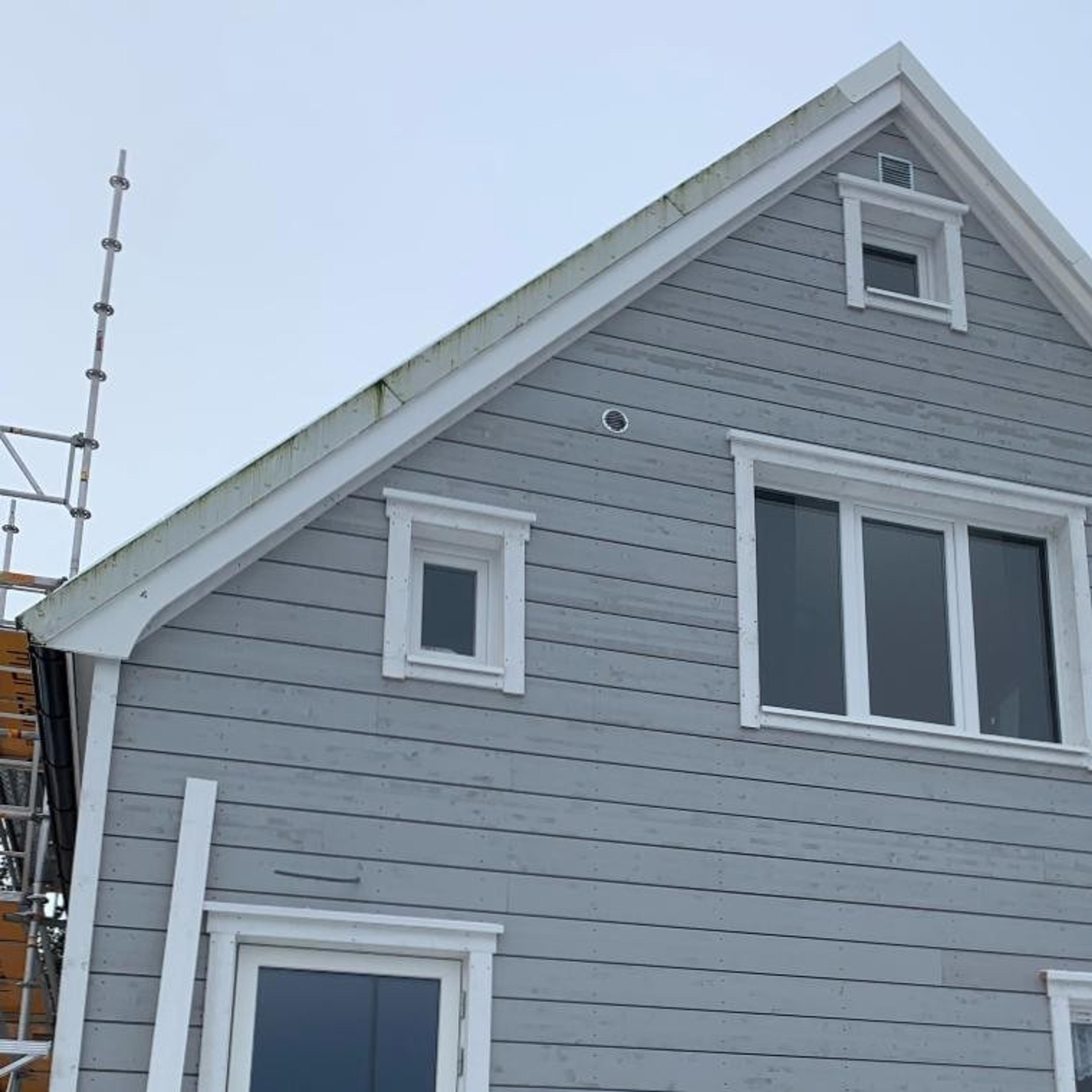 H3 bygg referensbild Grått hus med vita fönster stora och små