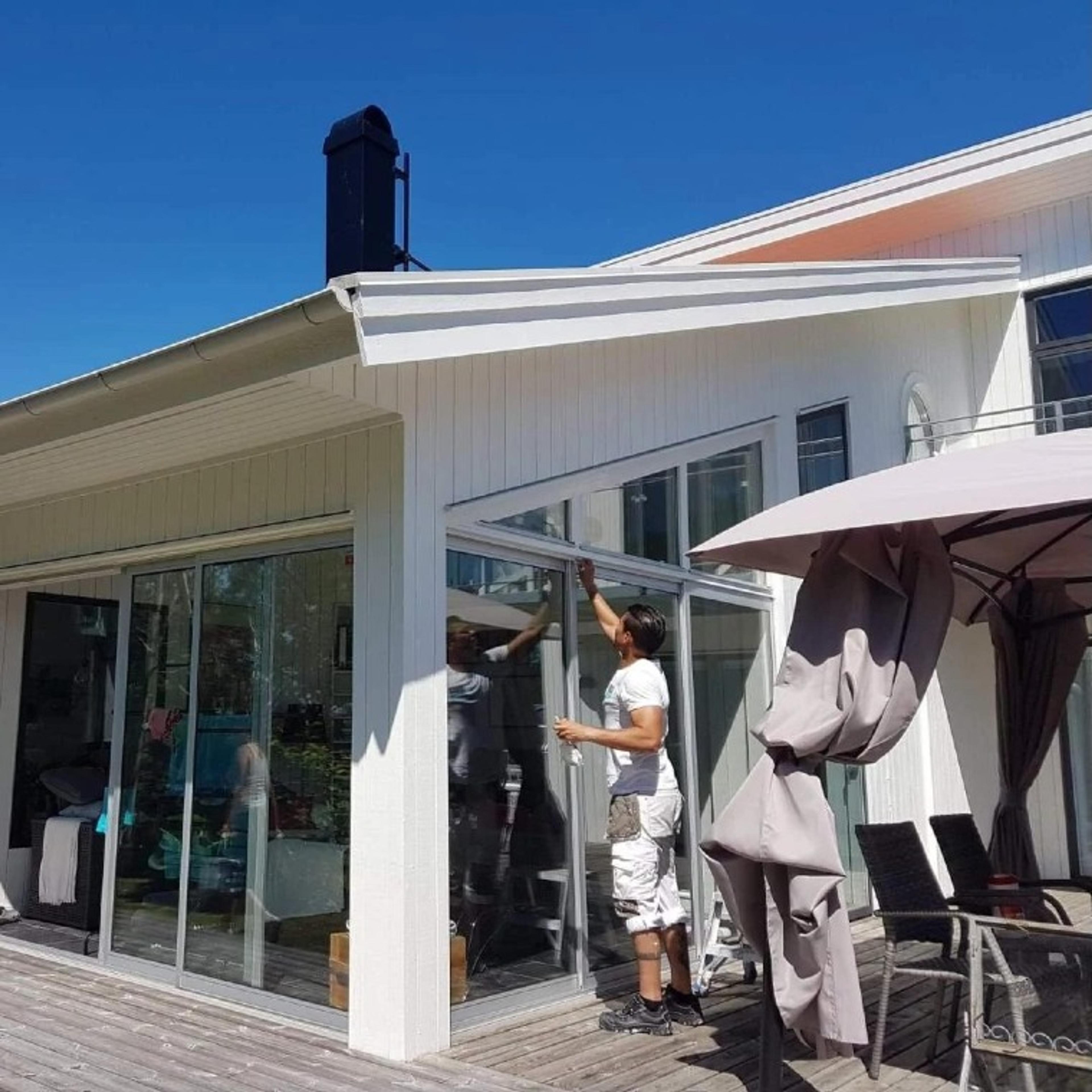 AH Bygg referensbild AH Bygg monterar skjutdörrar