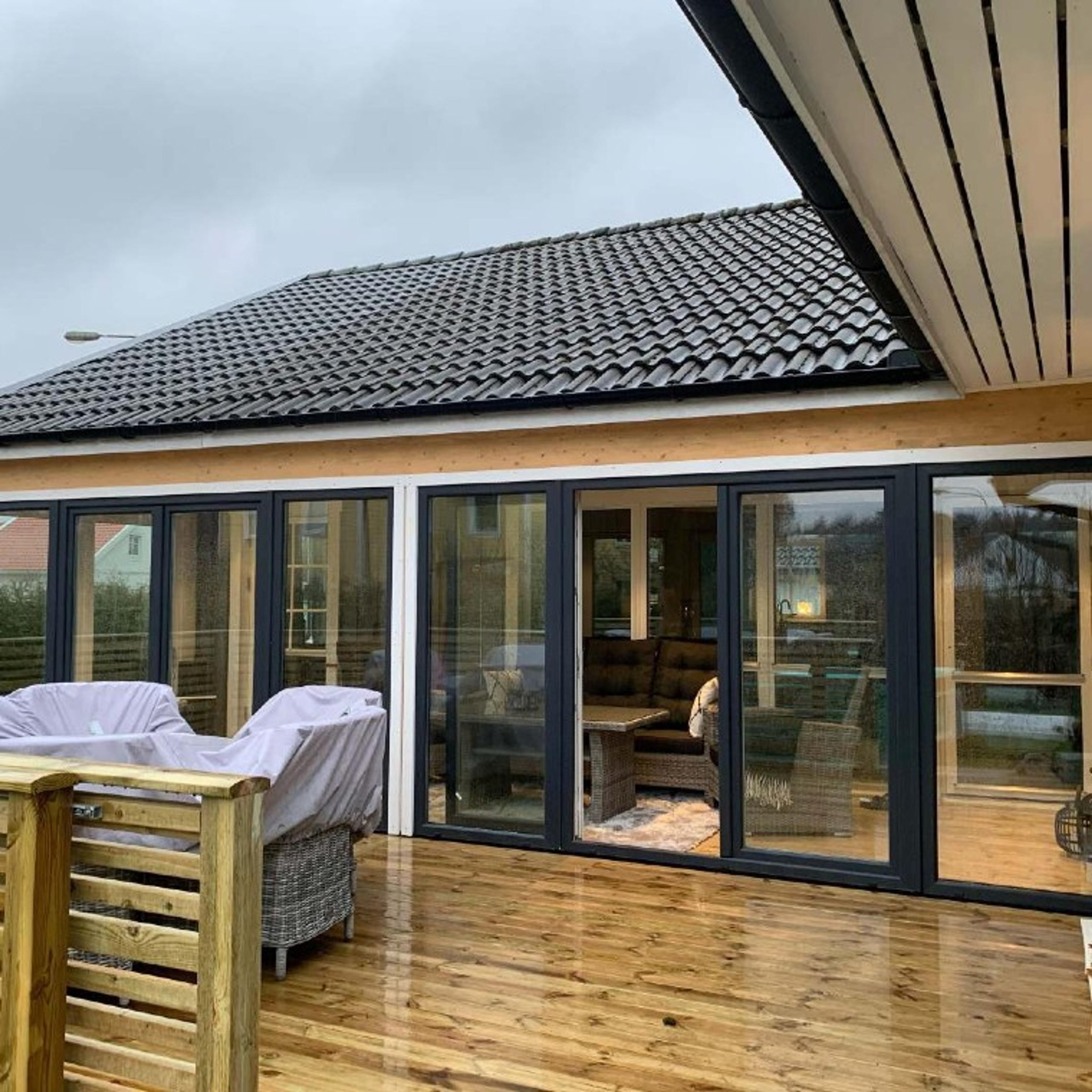 H3 bygg referensbild H3 bygg har monterat svarta skjutpartier och fönster från uterum till trädäck