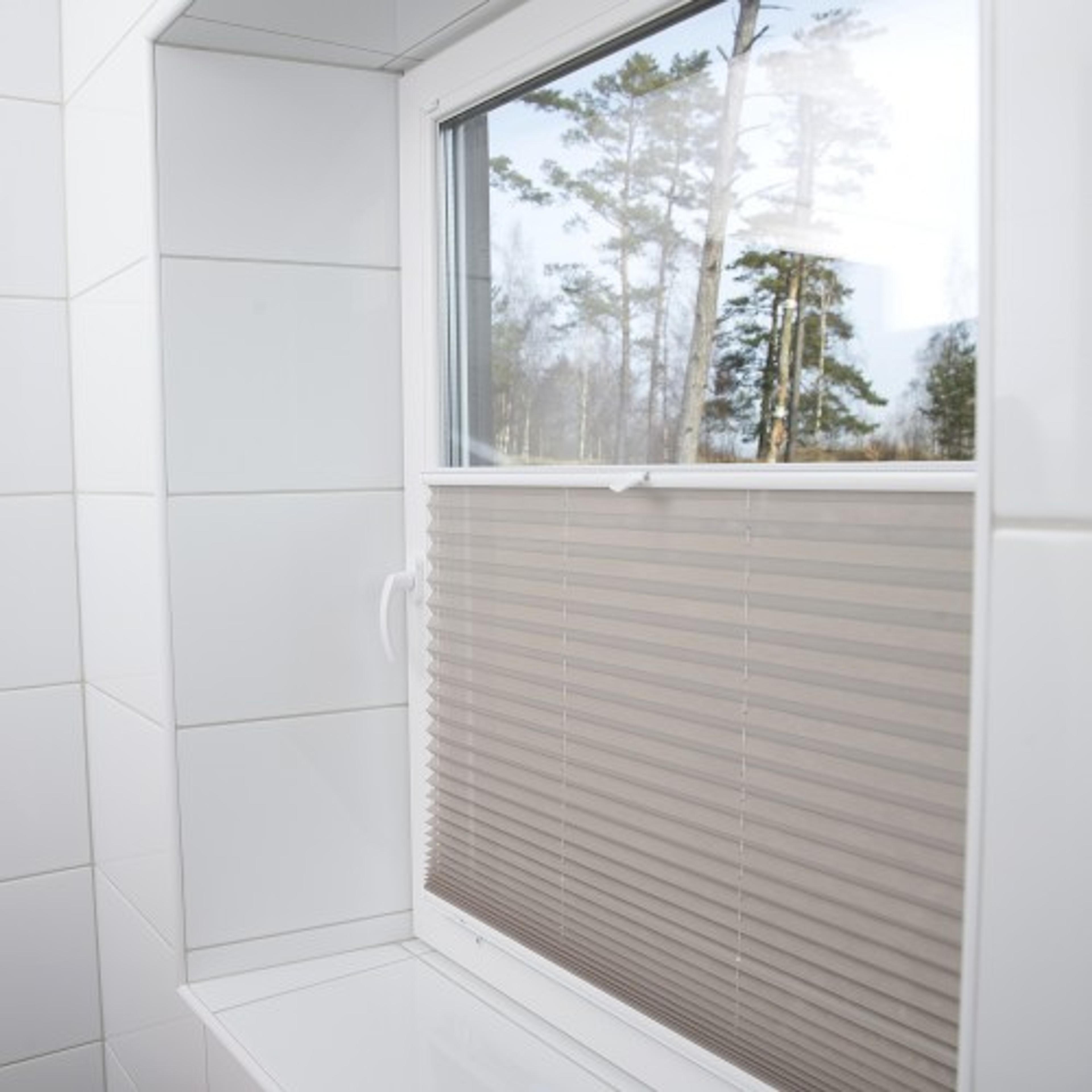 öppningsbart pvc-fönster med tre-glas och insynsskydd öppningsbart pvc-fönster med tre-glas och insynsskydd