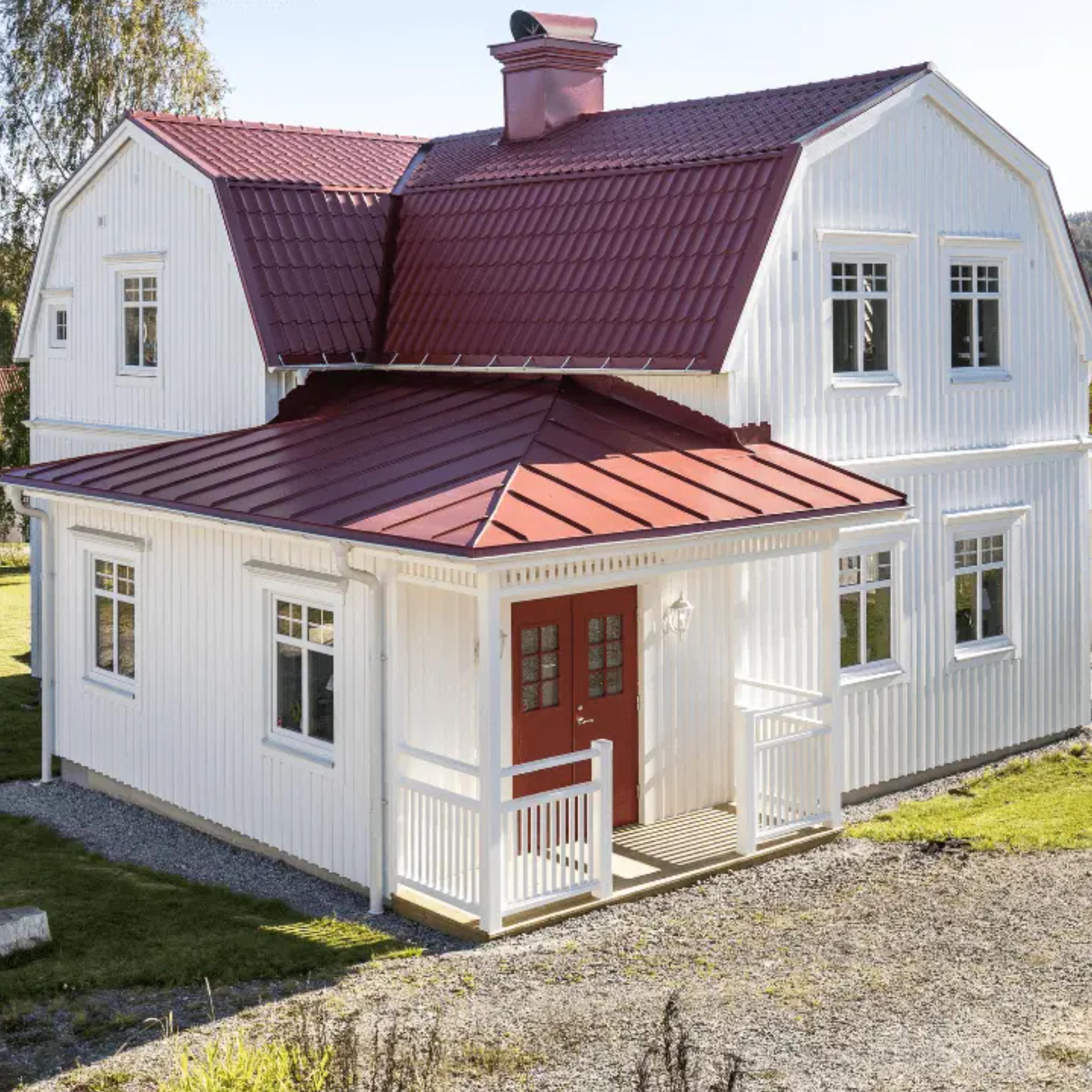 Hus med fönster från Menta Fönster Vitt hus med stående panel och fönster från Menta
