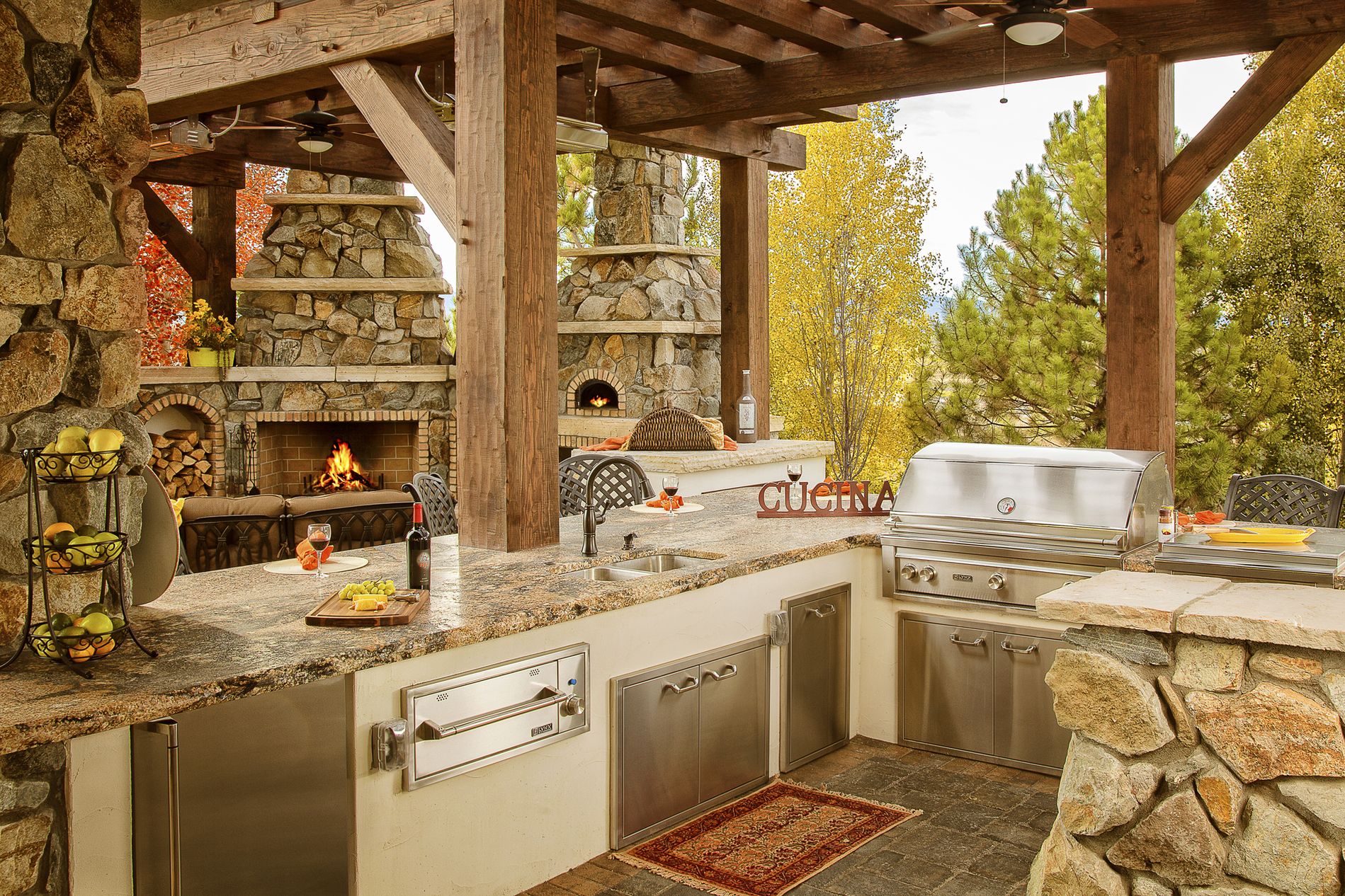 Outdoor Kitchen, fire place, and pizza oven
