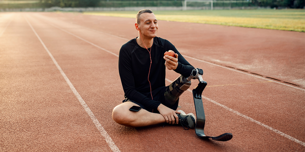man eating apple on track | what to eat before a workout