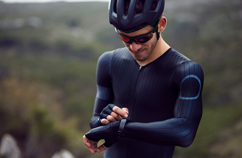 cyclist checking heart rate monitor | rpe