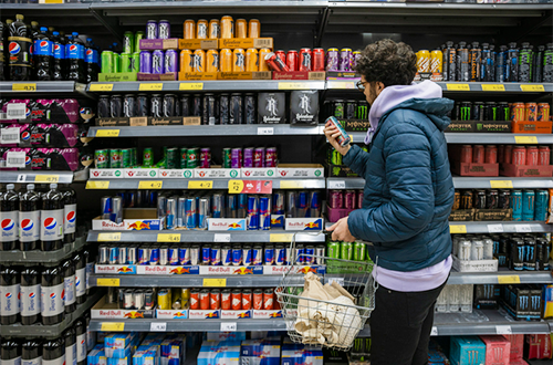 man picking out energy drinks | energy drink before workout