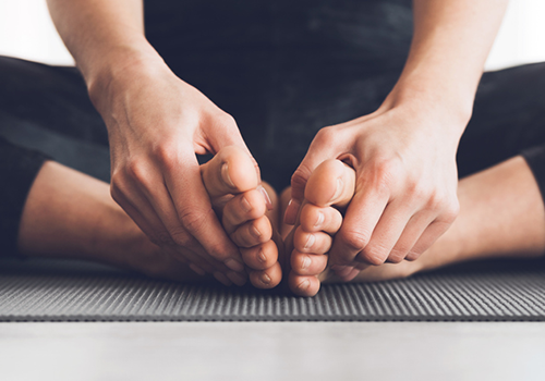 touching feet on yoga mat | barefoot training