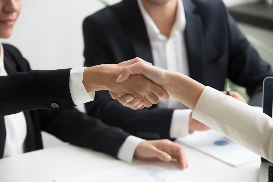 商機管理與交易支援團隊(Deal Desk)有何不同?複雜 B2B 銷售中的分工與協作