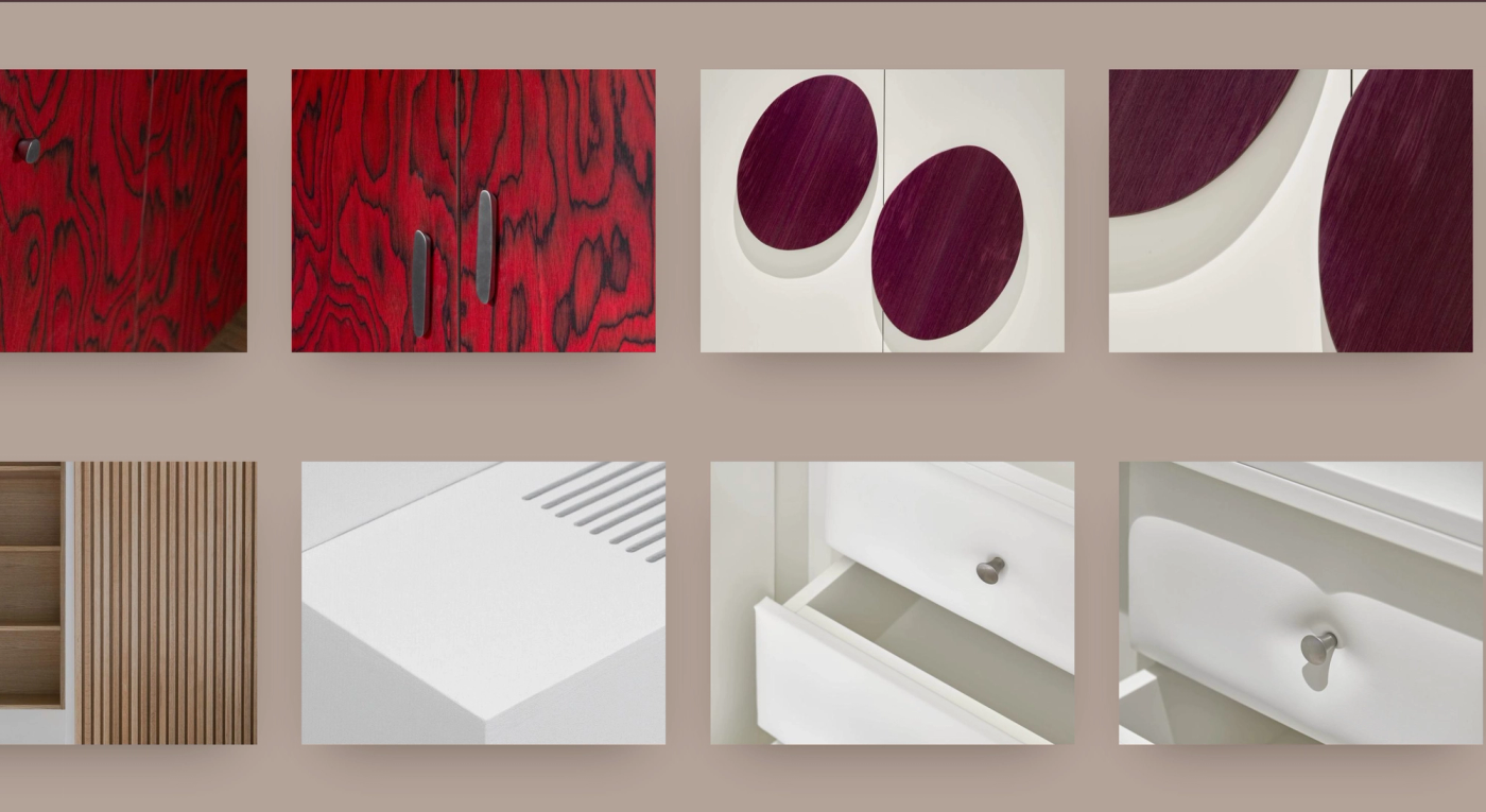 Dettagli di finiture e materiali: tessuti rossi e bordò, maniglie metalliche, pannelli bianchi e legno chiaro