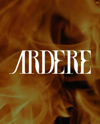 Logo ARDERE in caratteri serif bianchi su sfondo sfumato marrone-oro con texture astratta e organica