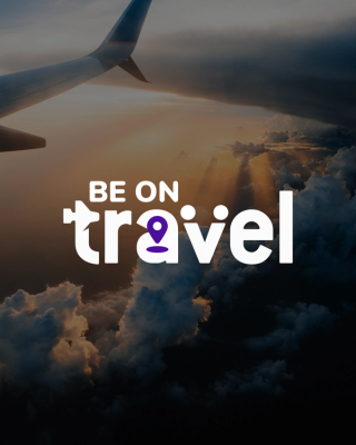 Logo Beontravel con ala d'aereo e nuvole, design bianco e blu su sfondo cielo