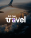Logo Beontravel con ala d'aereo e nuvole, design bianco e blu su sfondo cielo