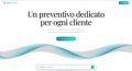 Interfaccia Costwise con logo turchese, titolo nero, bottoni turchesi e onde decorative blu-grigie su sfondo bianco