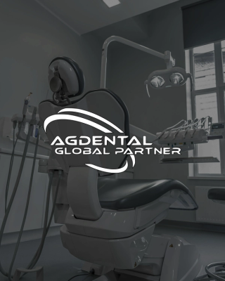 Studio dentistico con logo Ag Dental Global Partner, tonalità grigie, attrezzature odontoiatriche moderne