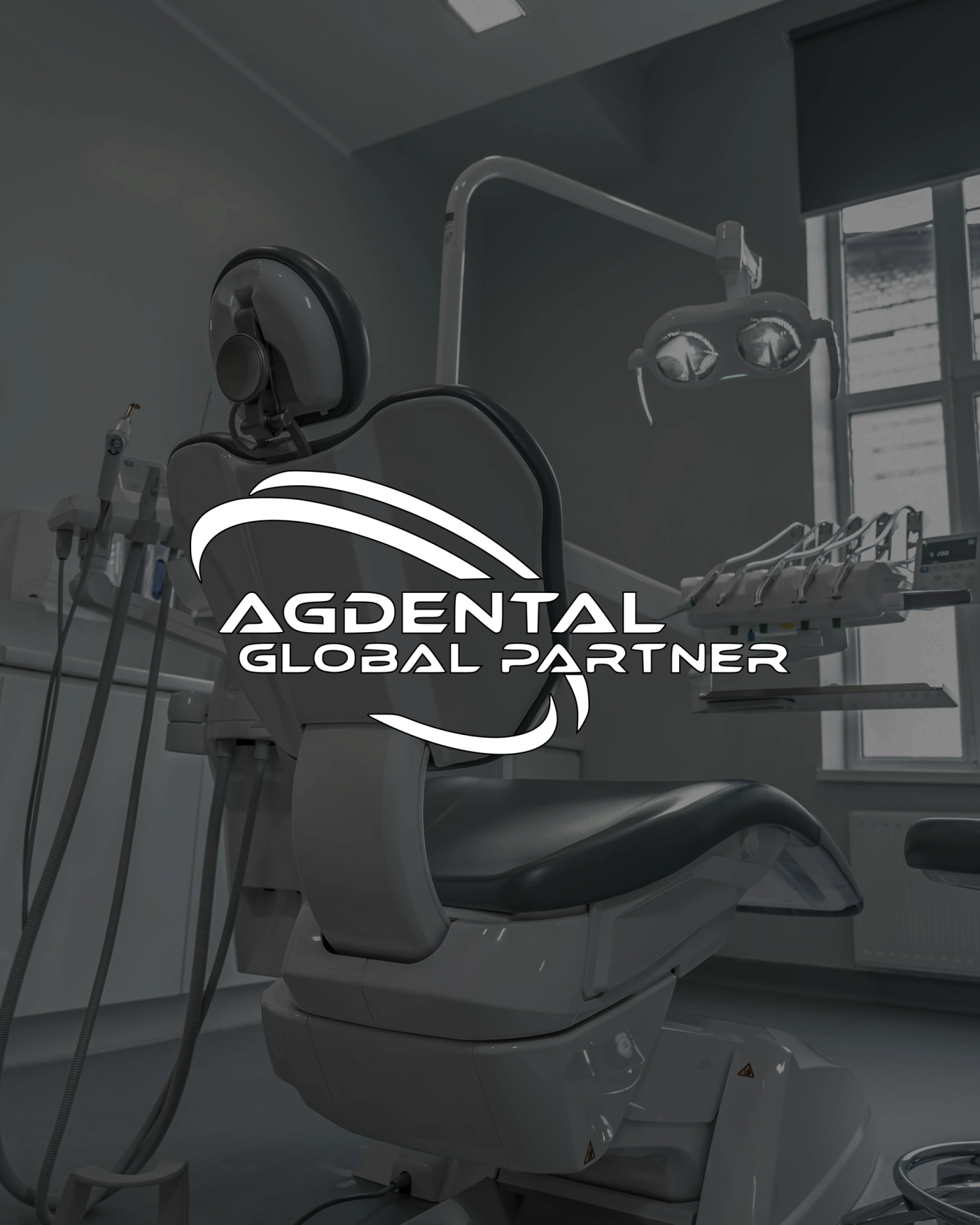 Studio dentistico con logo Ag Dental Global Partner, tonalità grigie, attrezzature odontoiatriche moderne