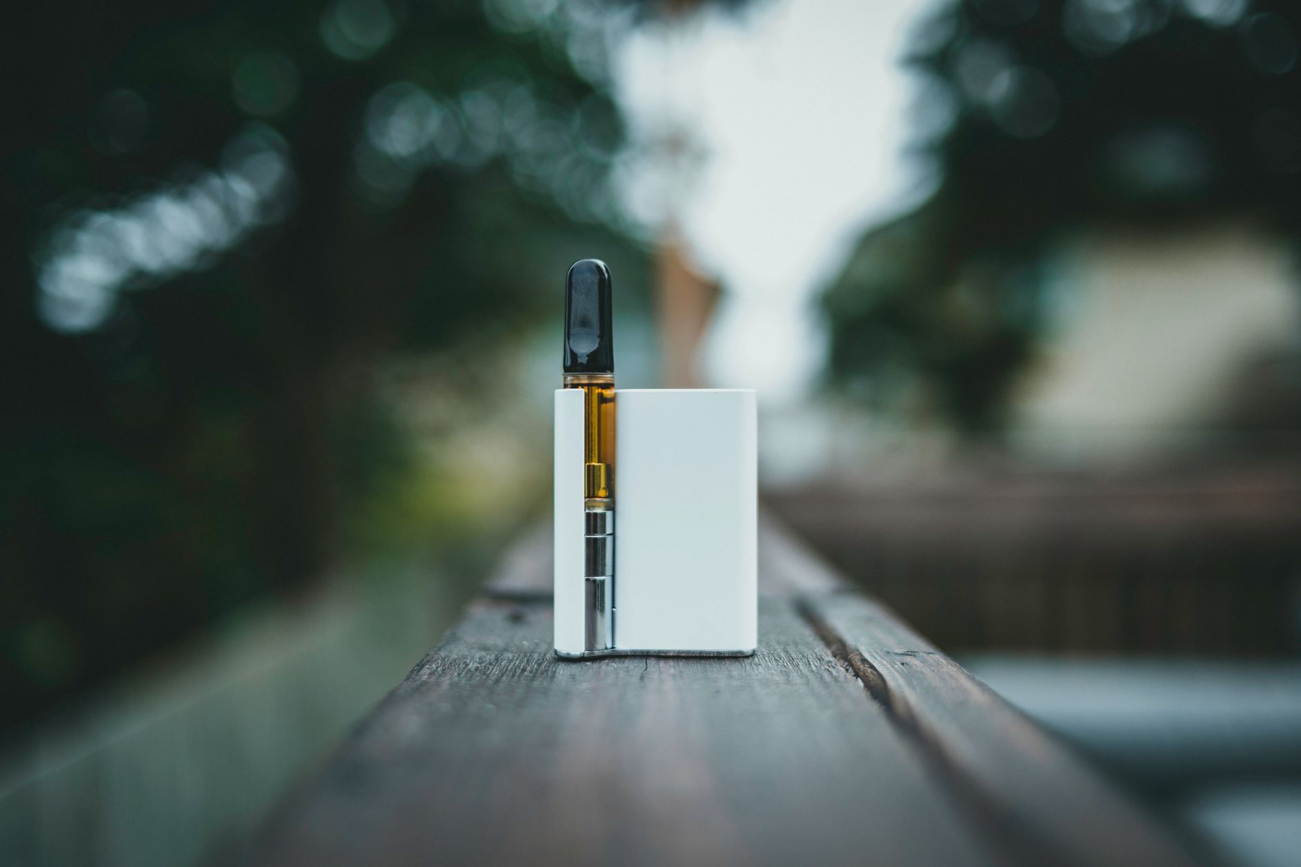 Peranti rokok elektronik di atas meja, gambar hiasan bagi isu kawalan vape di Malaysia