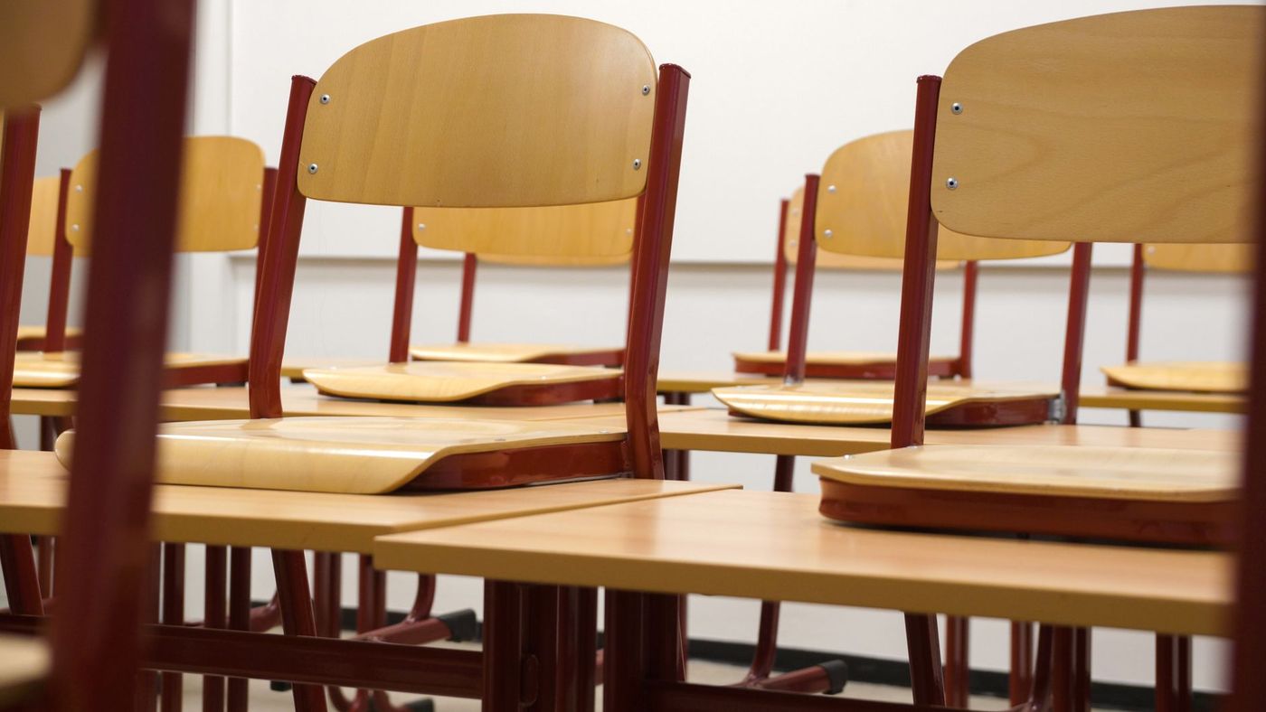 Meja dan kerusi di dalam sebuah kelas yang lengang, melambangkan cabaran keciciran pembelajaran dan penguasaan literasi murid di Malaysia