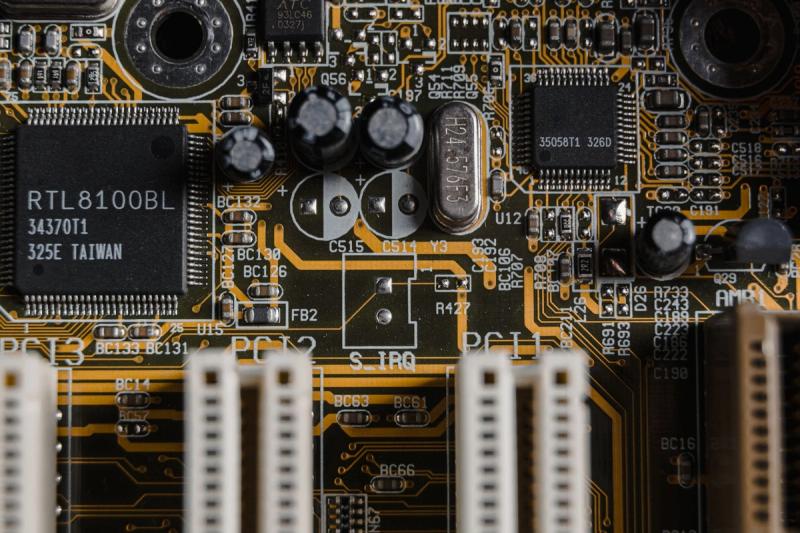 Cip semikonduktor pada papan litar, mewakili industri elektrik dan elektronik Malaysia