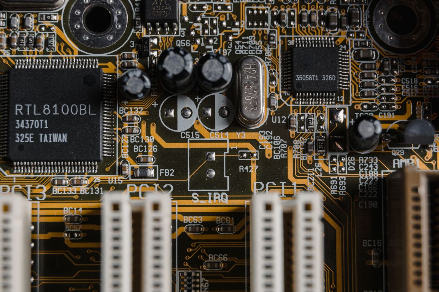 Cip semikonduktor pada papan litar, mewakili industri elektrik dan elektronik Malaysia