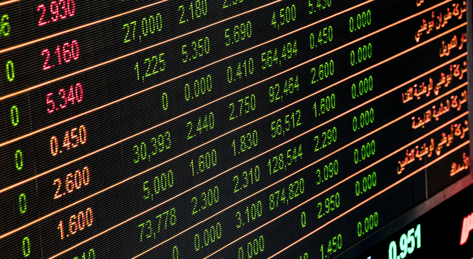 Papan penanda harga saham menunjukkan pergerakan nombor dan carta pasaran kewangan