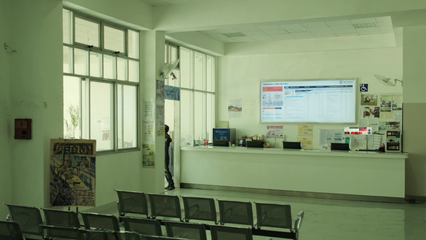 Kaunter pendaftaran hospital kerajaan dengan ruang menunggu yang kosong