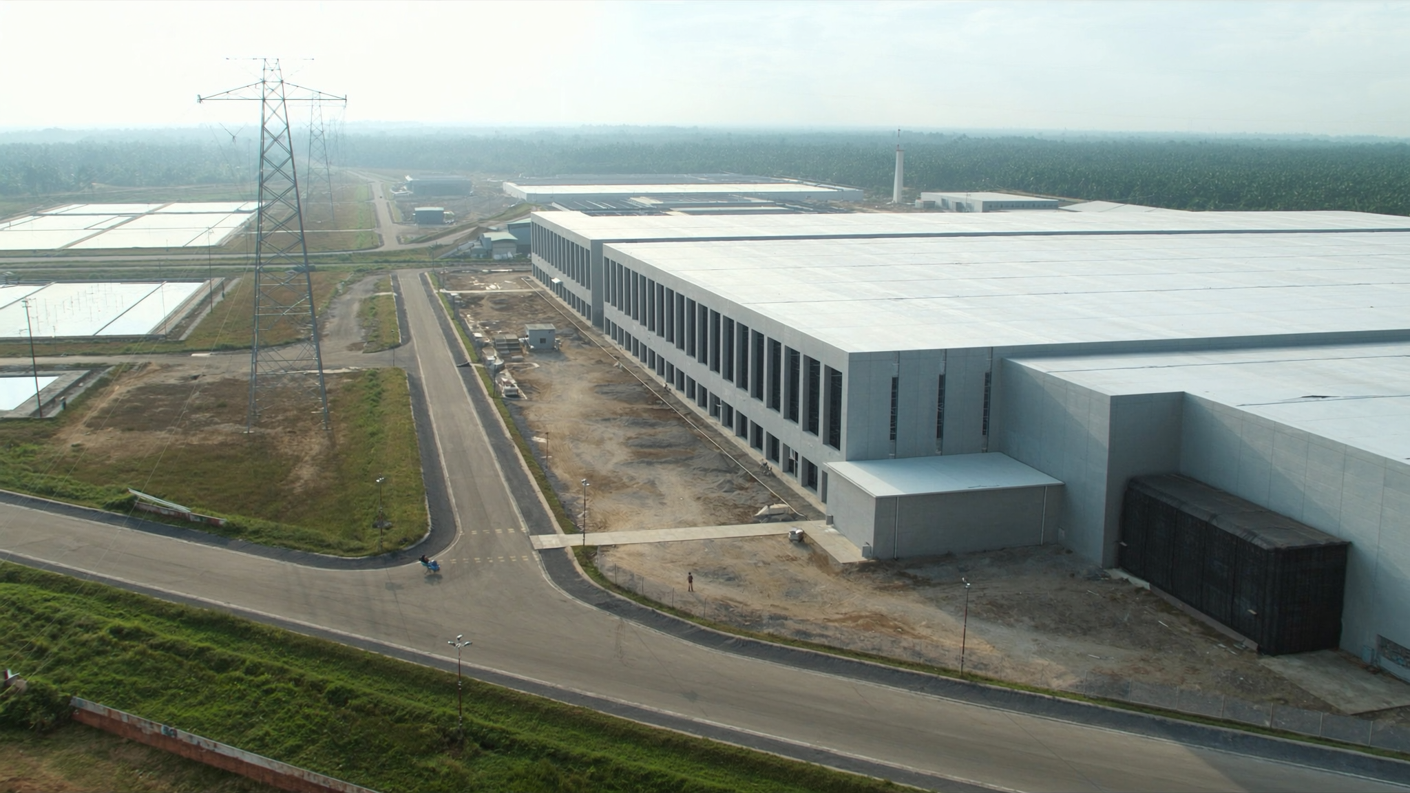 Kompleks pusat data berhampiran loji rawatan air dan menara talian elektrik voltan tinggi di pinggir bandar Johor