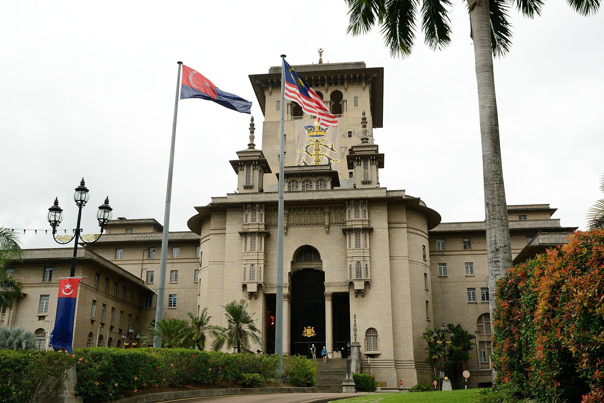 Bangunan Sultan Ibrahim di Bukit Timbalan, Johor Bahru, dengan bendera Johor dan Jalur Gemilang berkibar