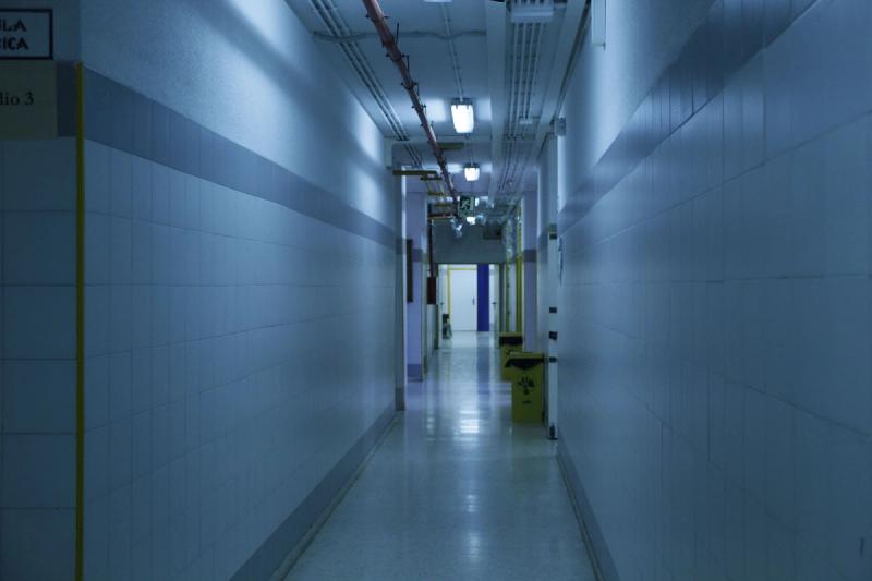 Koridor hospital yang lengang, melambangkan beban kos perubatan yang semakin meningkat di Malaysia