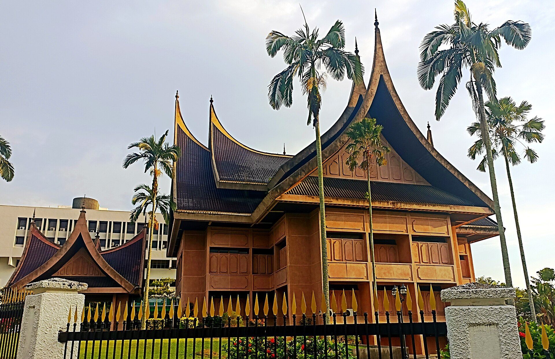 Kompleks Wisma Negeri di Seremban dengan bumbung gaya Minangkabau, pusat pentadbiran kerajaan Negeri Sembilan