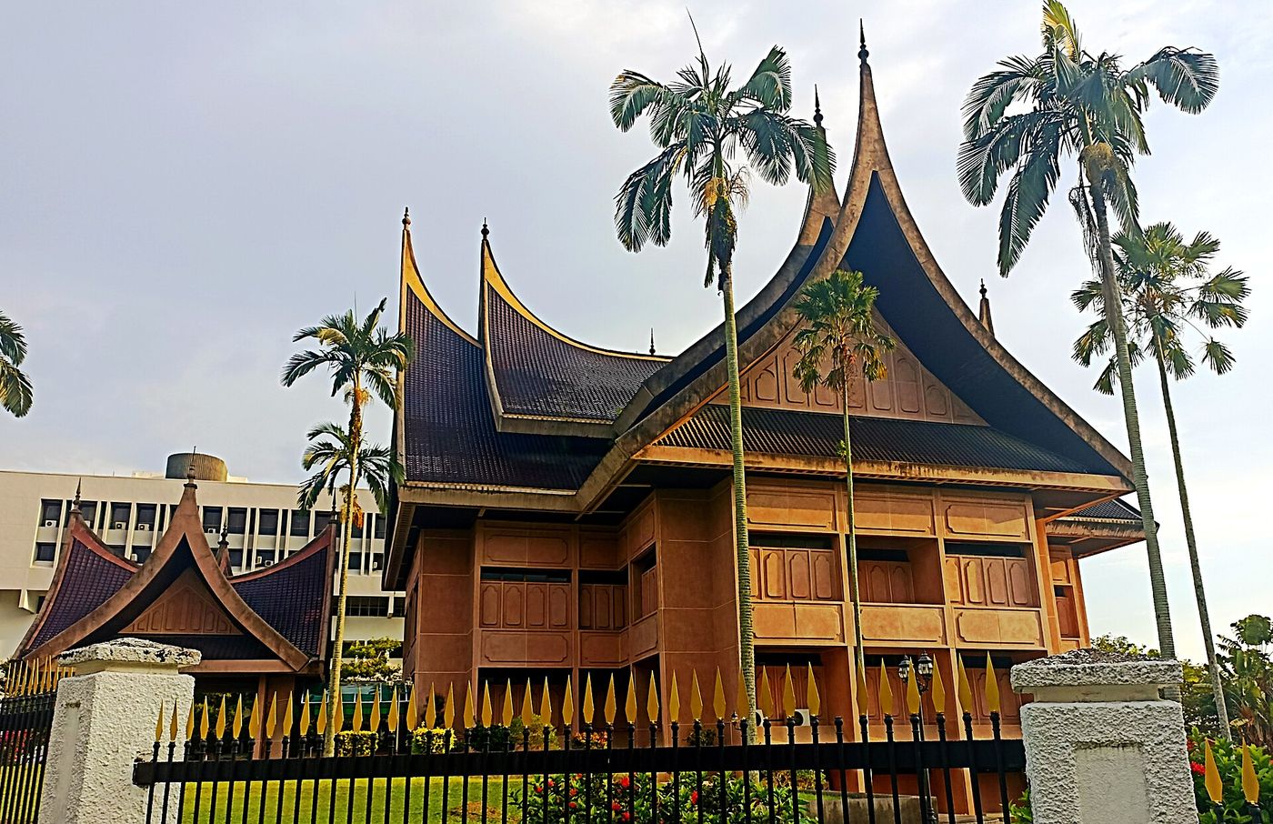Kompleks Wisma Negeri di Seremban dengan bumbung gaya Minangkabau, pusat pentadbiran kerajaan Negeri Sembilan