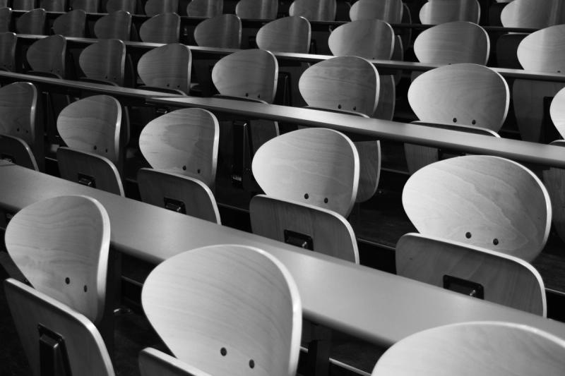 Kerusi kosong di sebuah dewan kuliah universiti