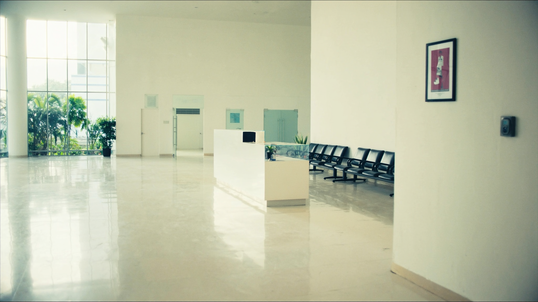Lobi hospital swasta moden yang lengang pada waktu pagi