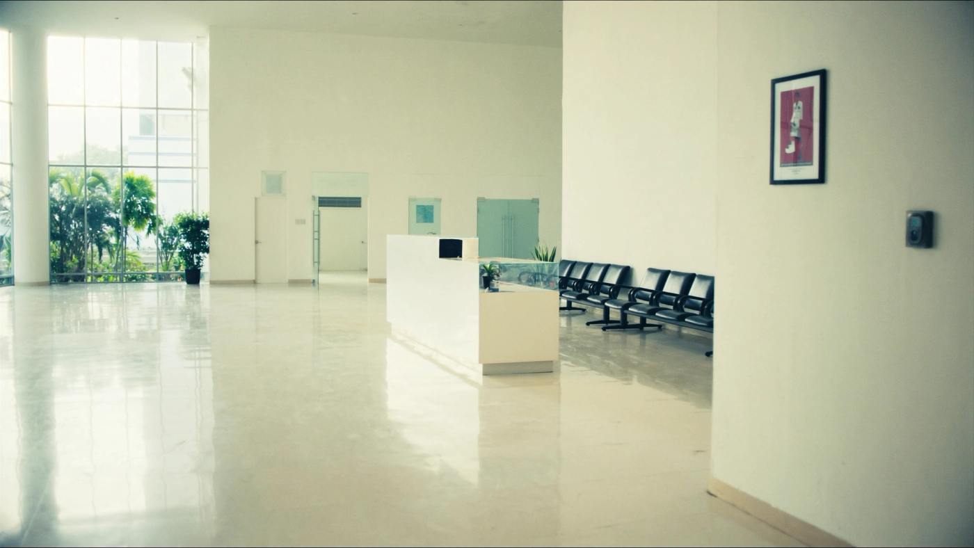 Lobi hospital swasta moden yang lengang pada waktu pagi