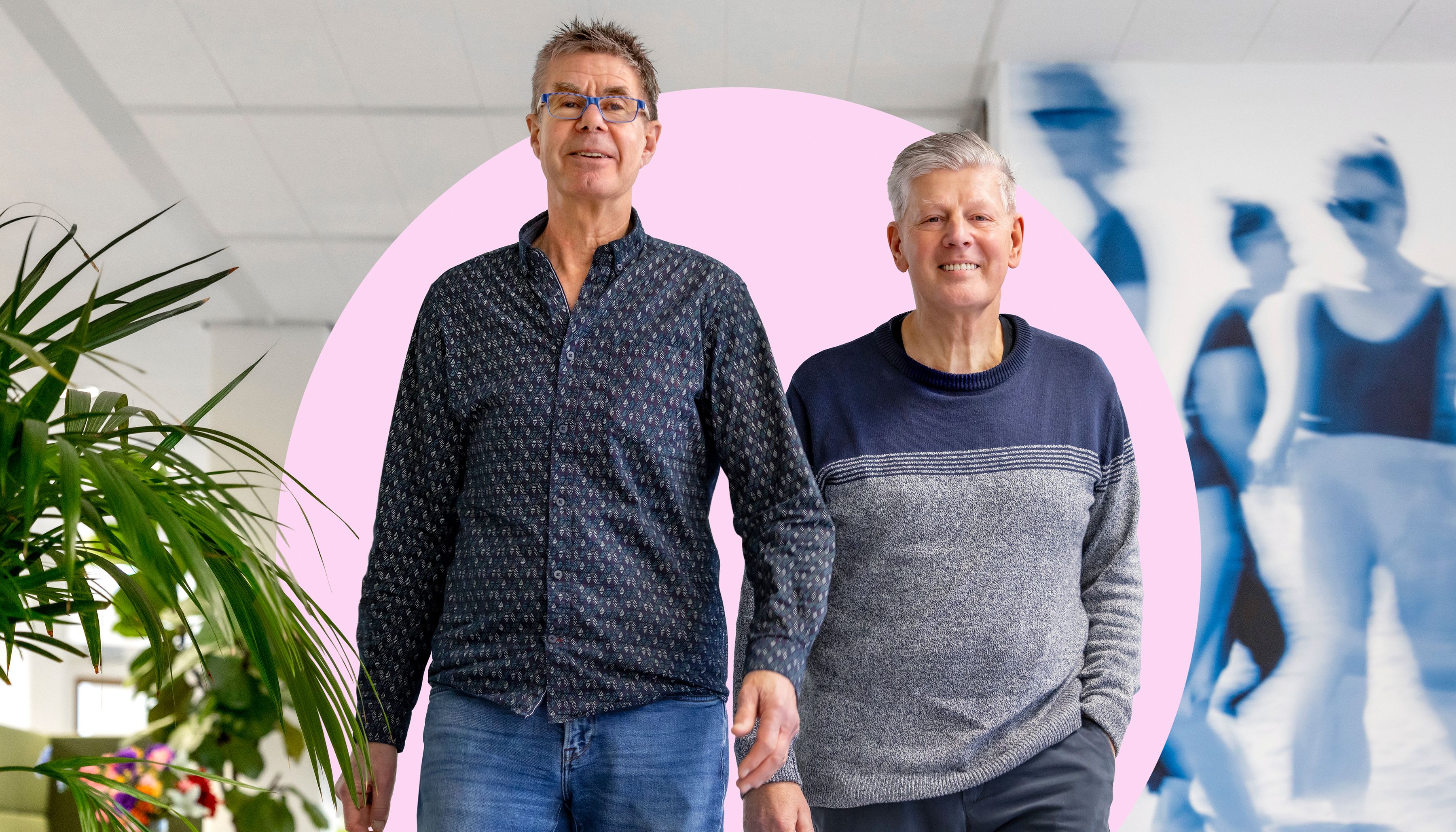 twee mannen lopend door kantoor