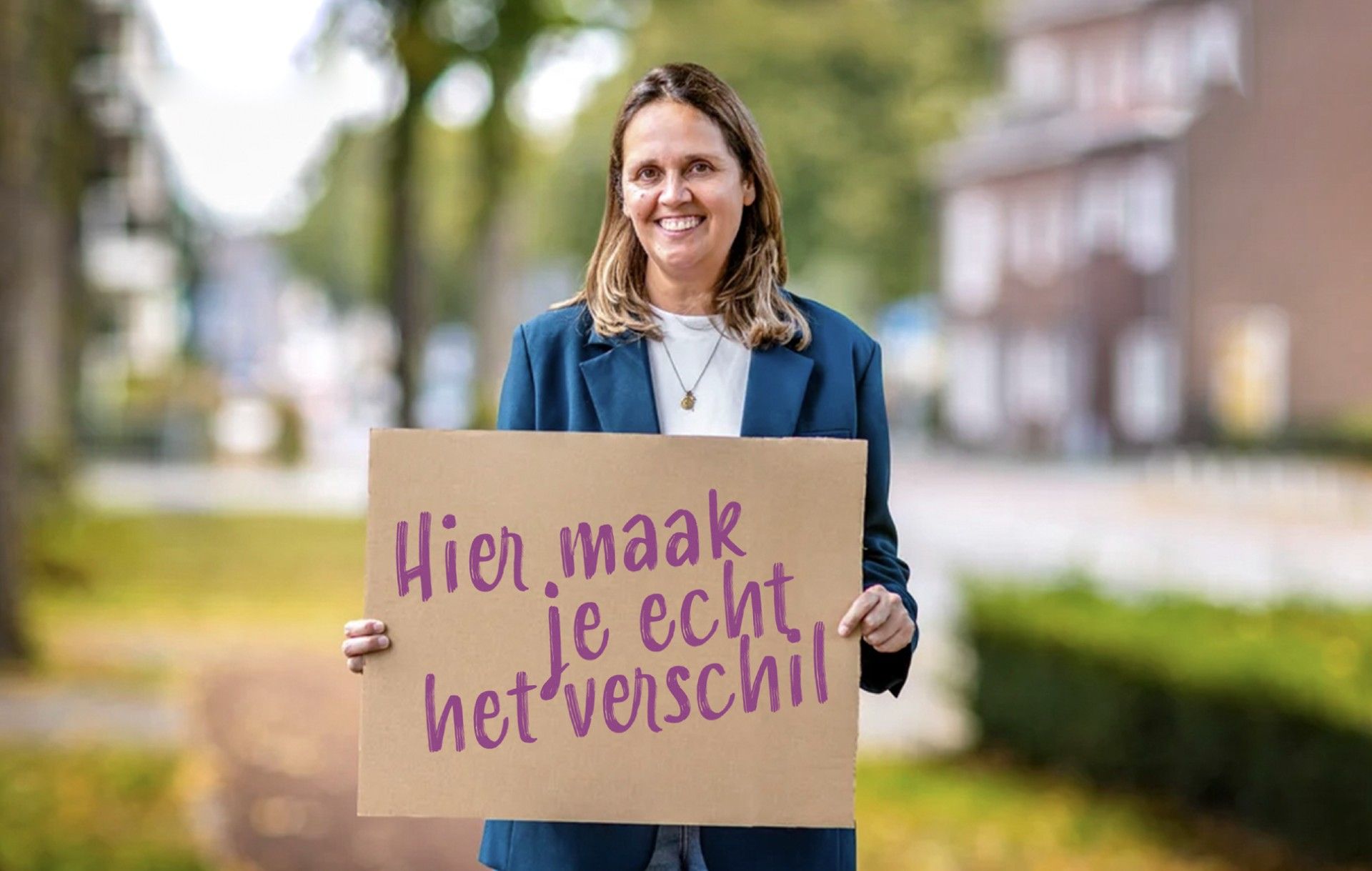 Eefje Aussems houdt bord vast met de Quote "Hier maak je echt het verschil"