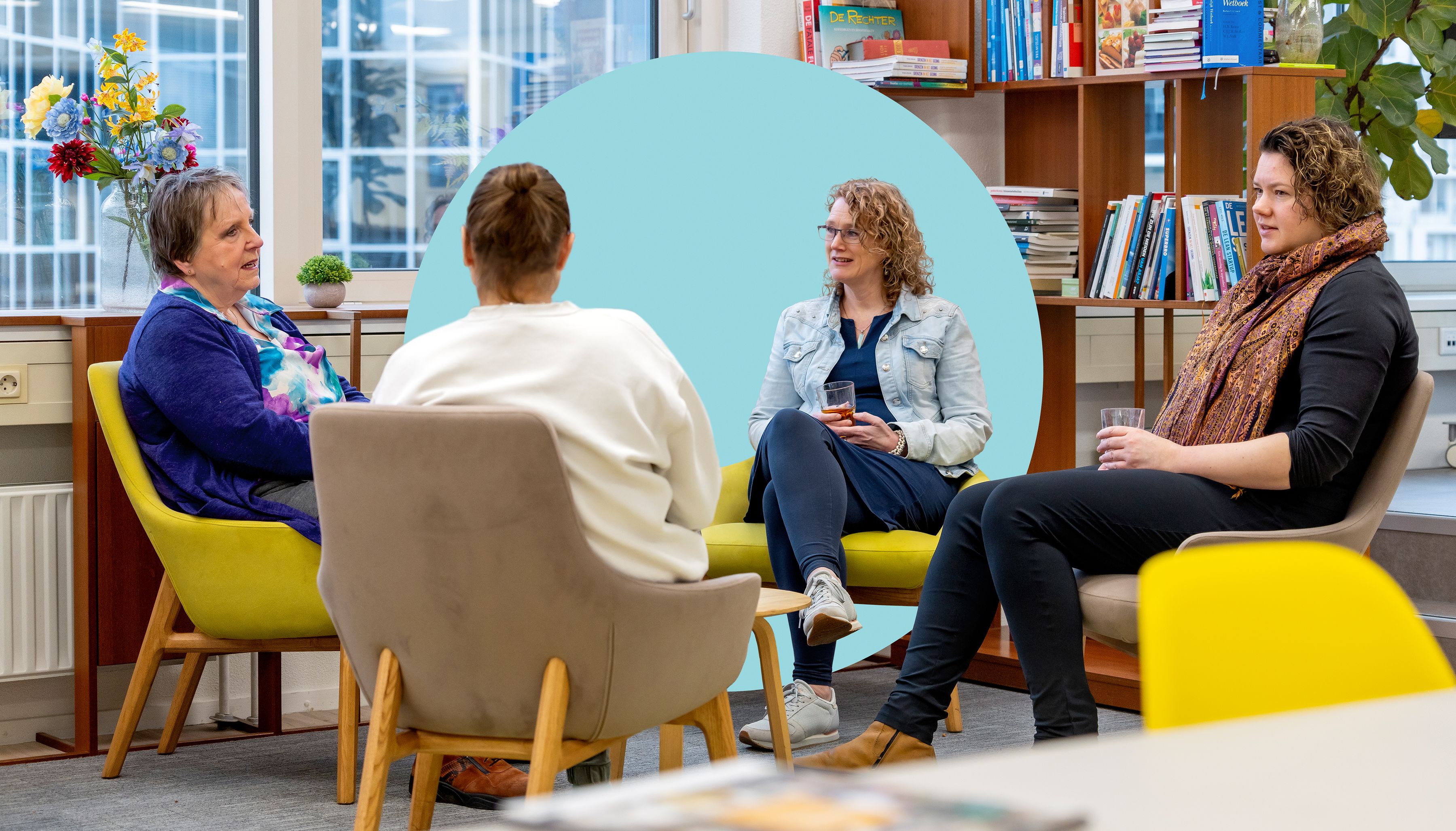 vrouwen in gesprek aan tafel