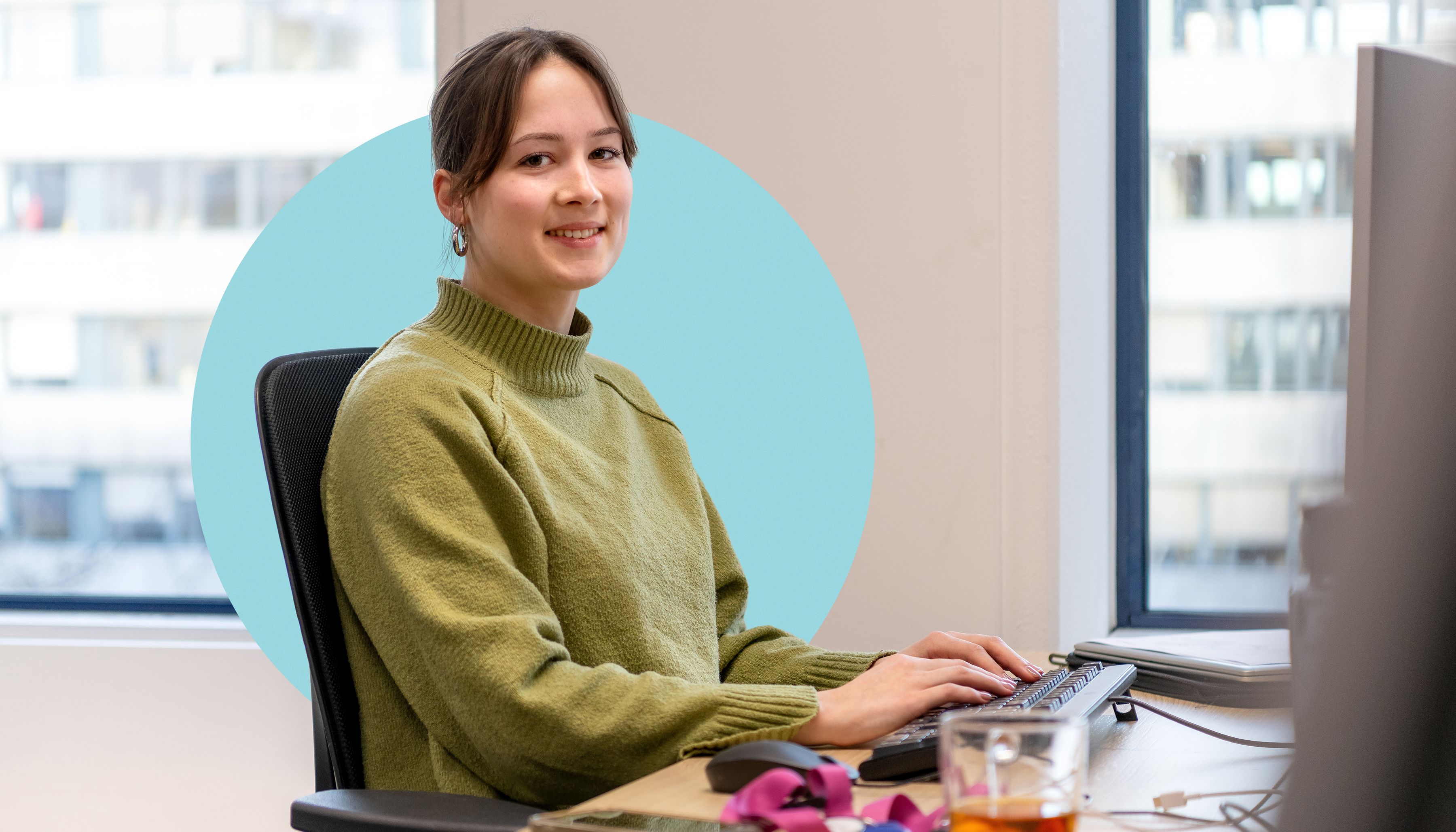 stagiaire kijkt in camera