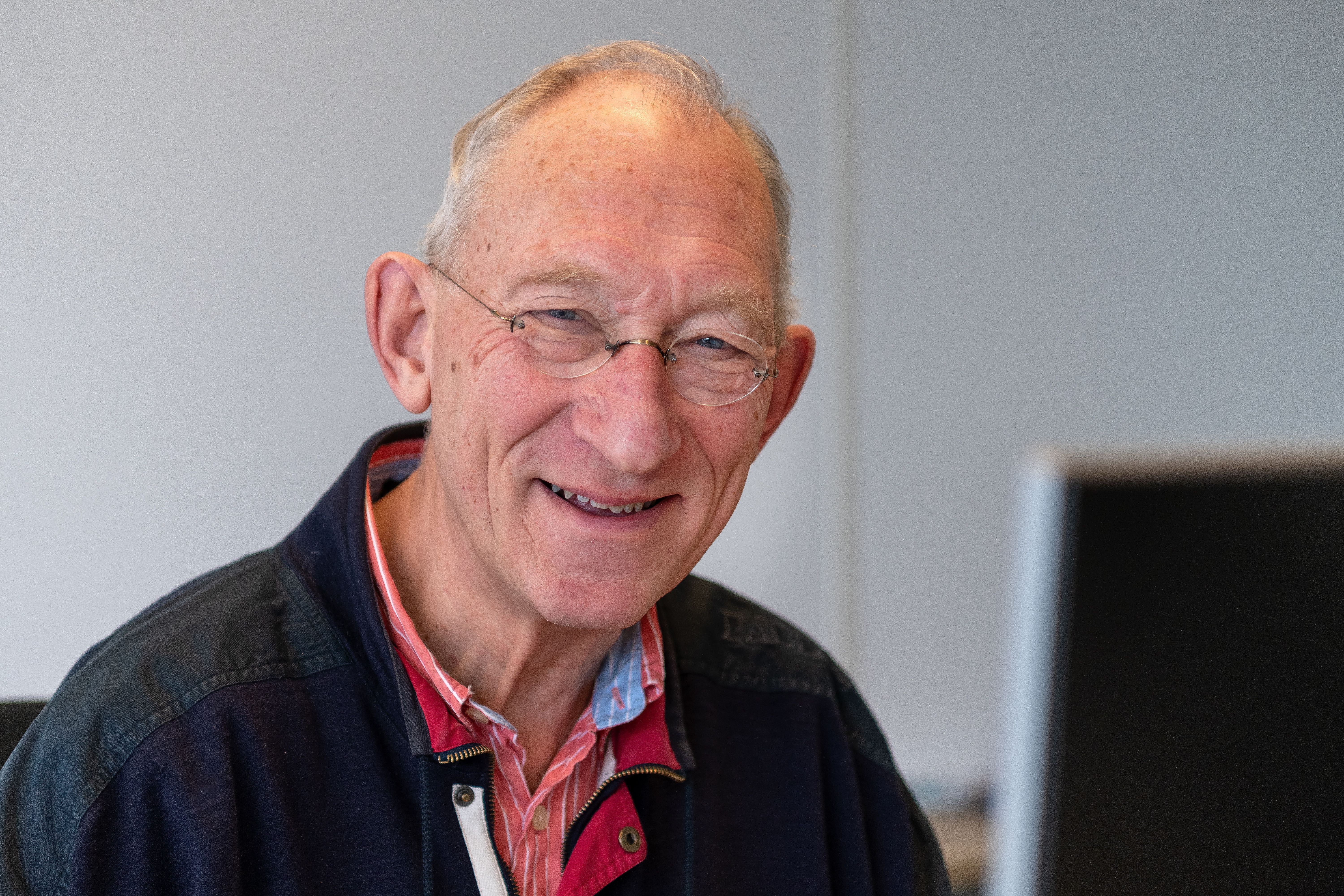 Meneer die vriendelijk lacht