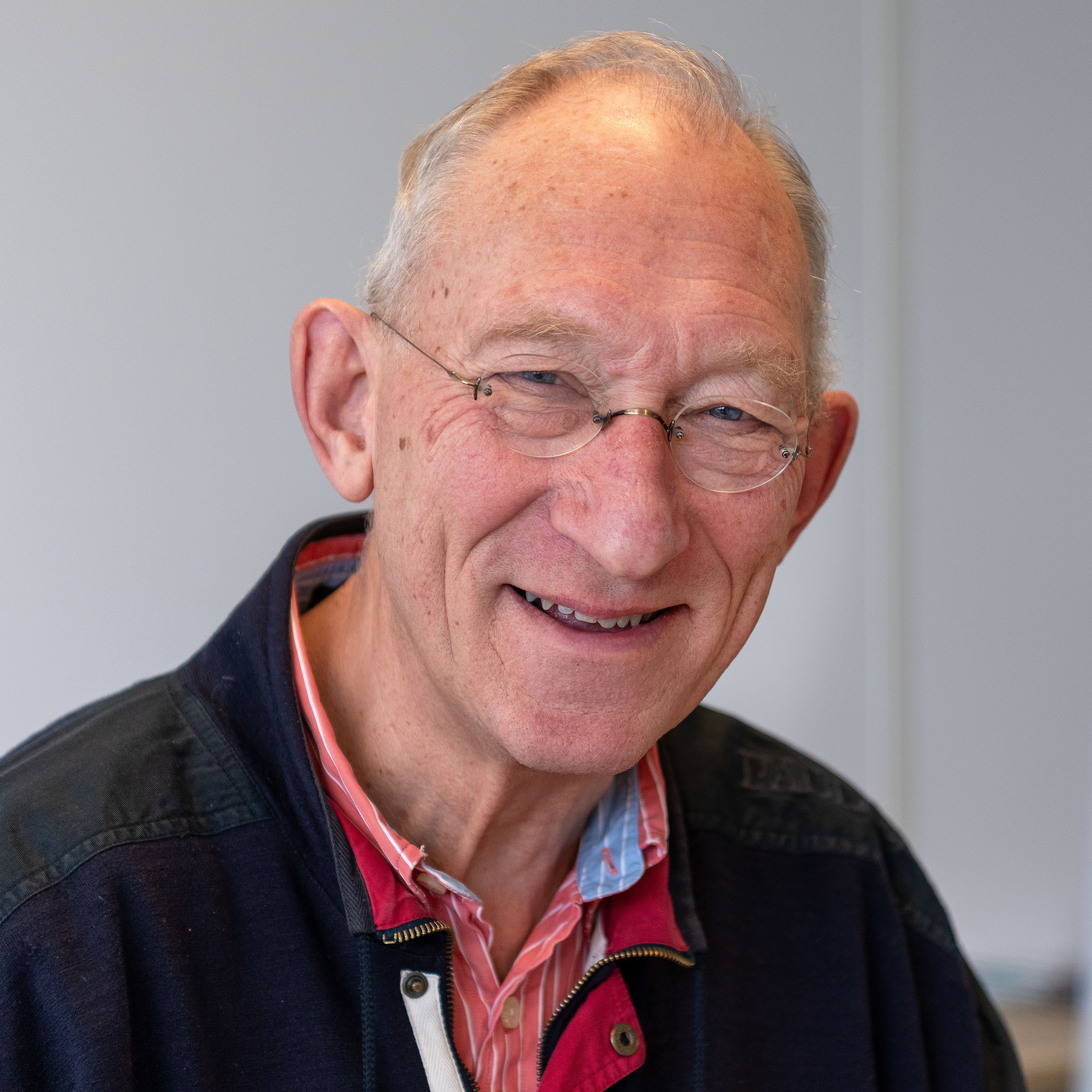 Meneer die vriendelijk lacht