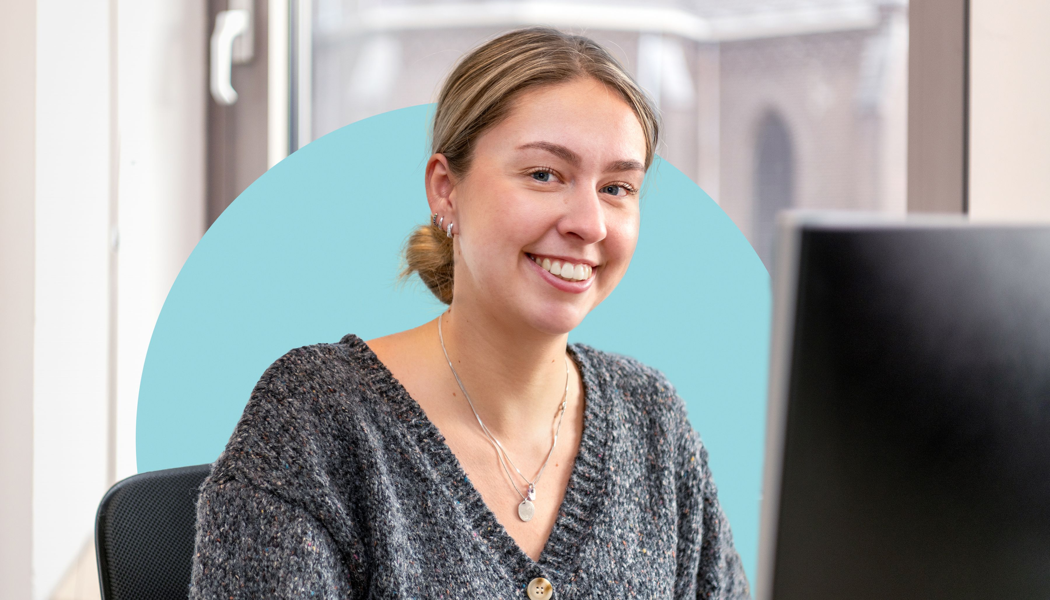 vrouw kijkt in camera