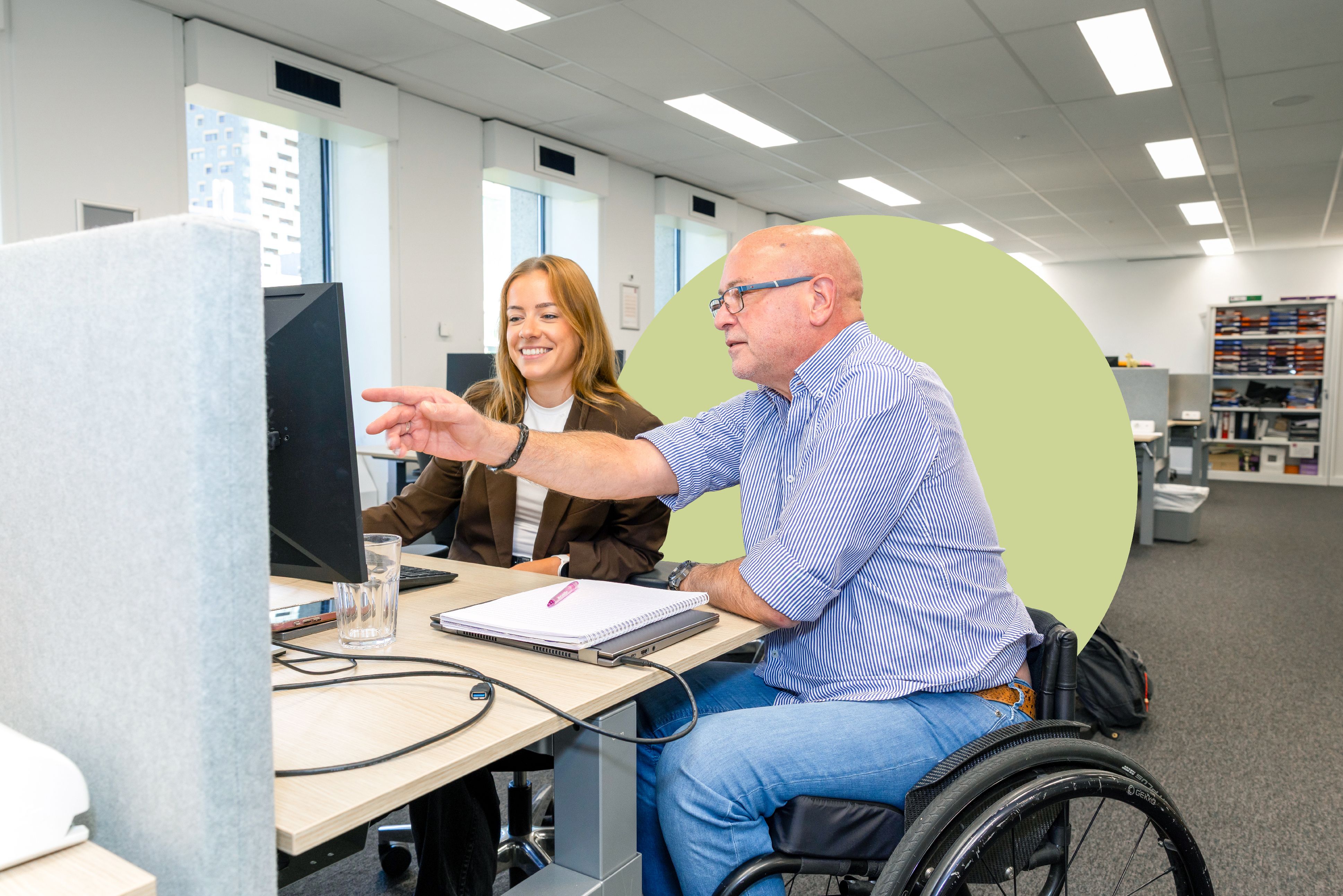 Foto van Peter met collega op kantoor (volgt)