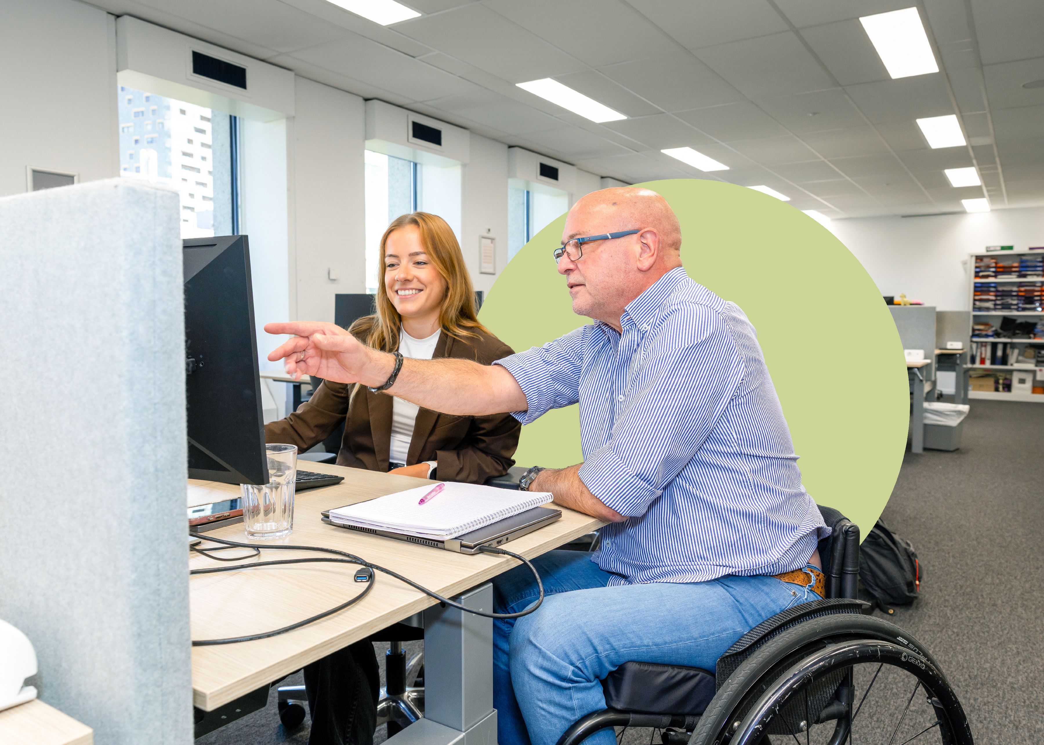 Foto van Peter met collega op kantoor (volgt)