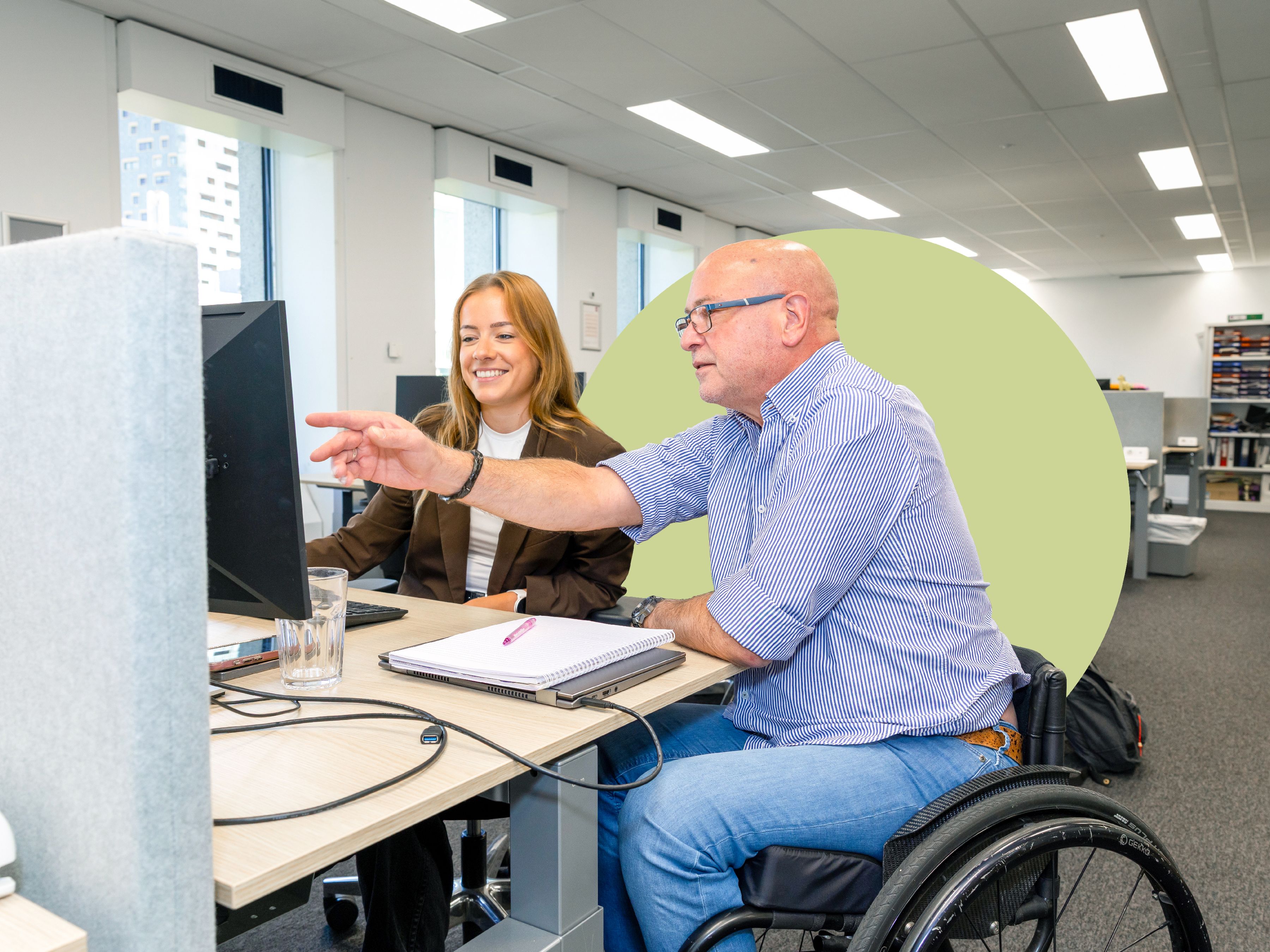 Foto van Peter met collega op kantoor (volgt)