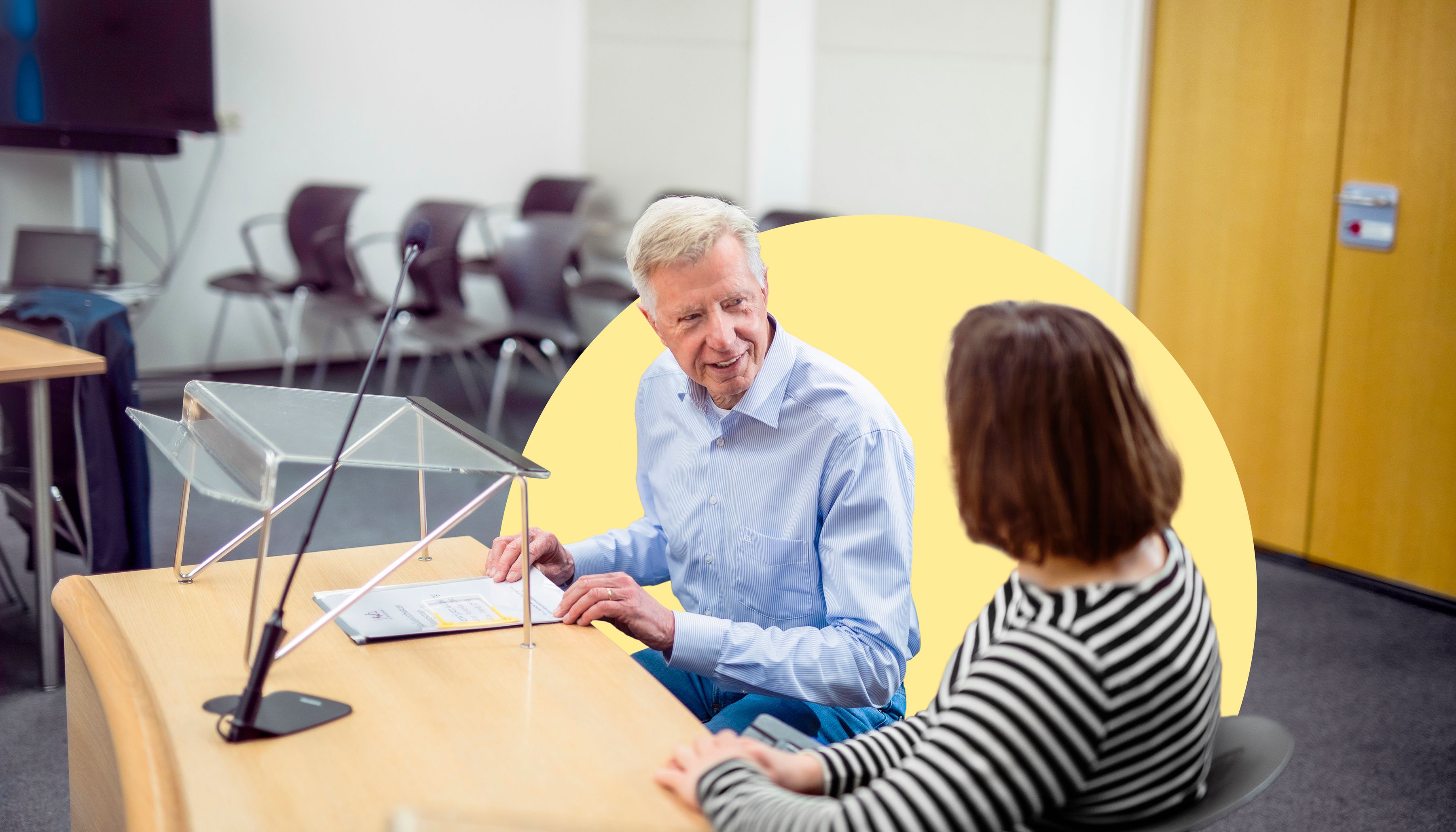 vrijwilliger in rechtbank met slachtoffer