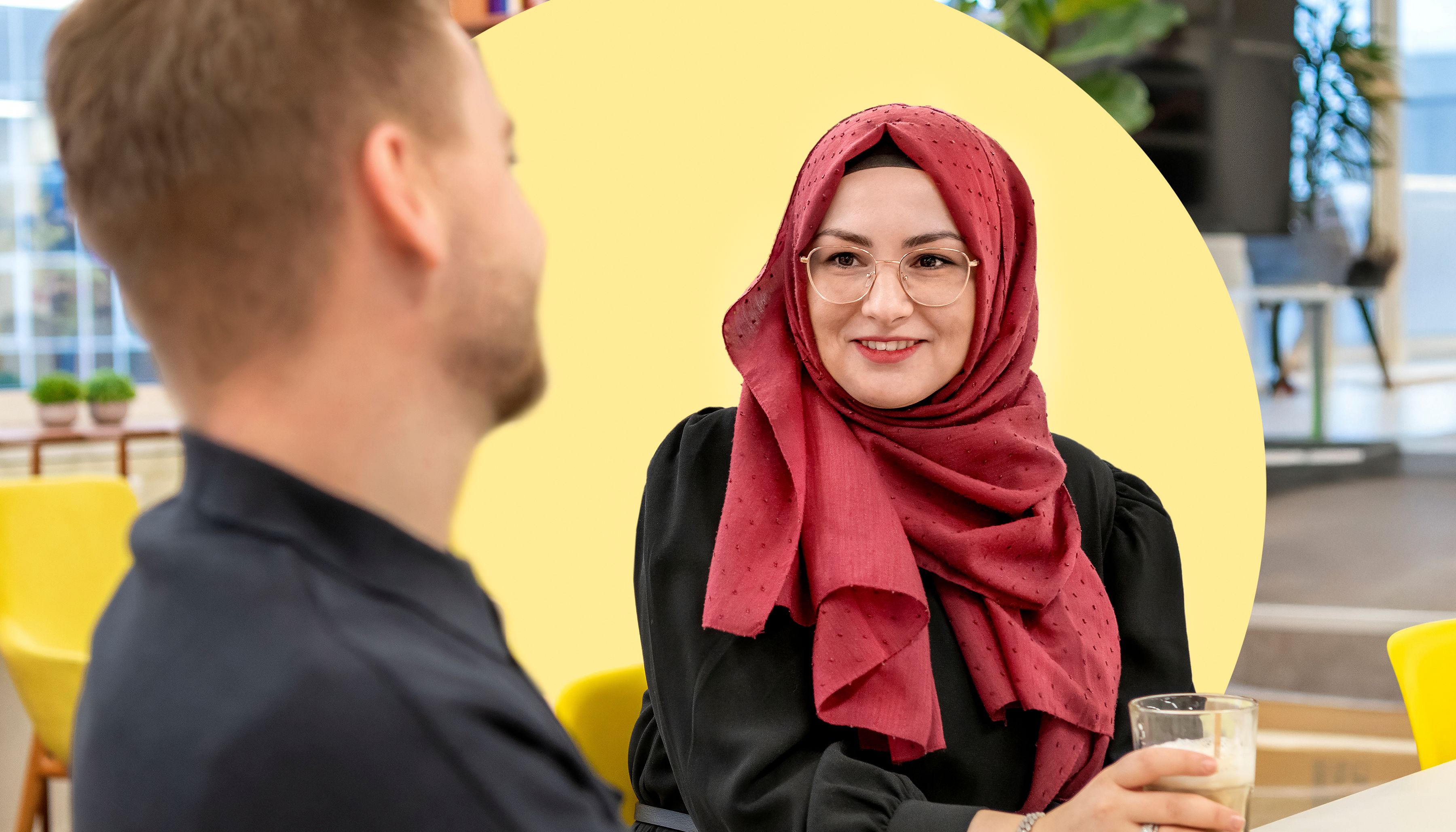 2 medewerkers in gesprek