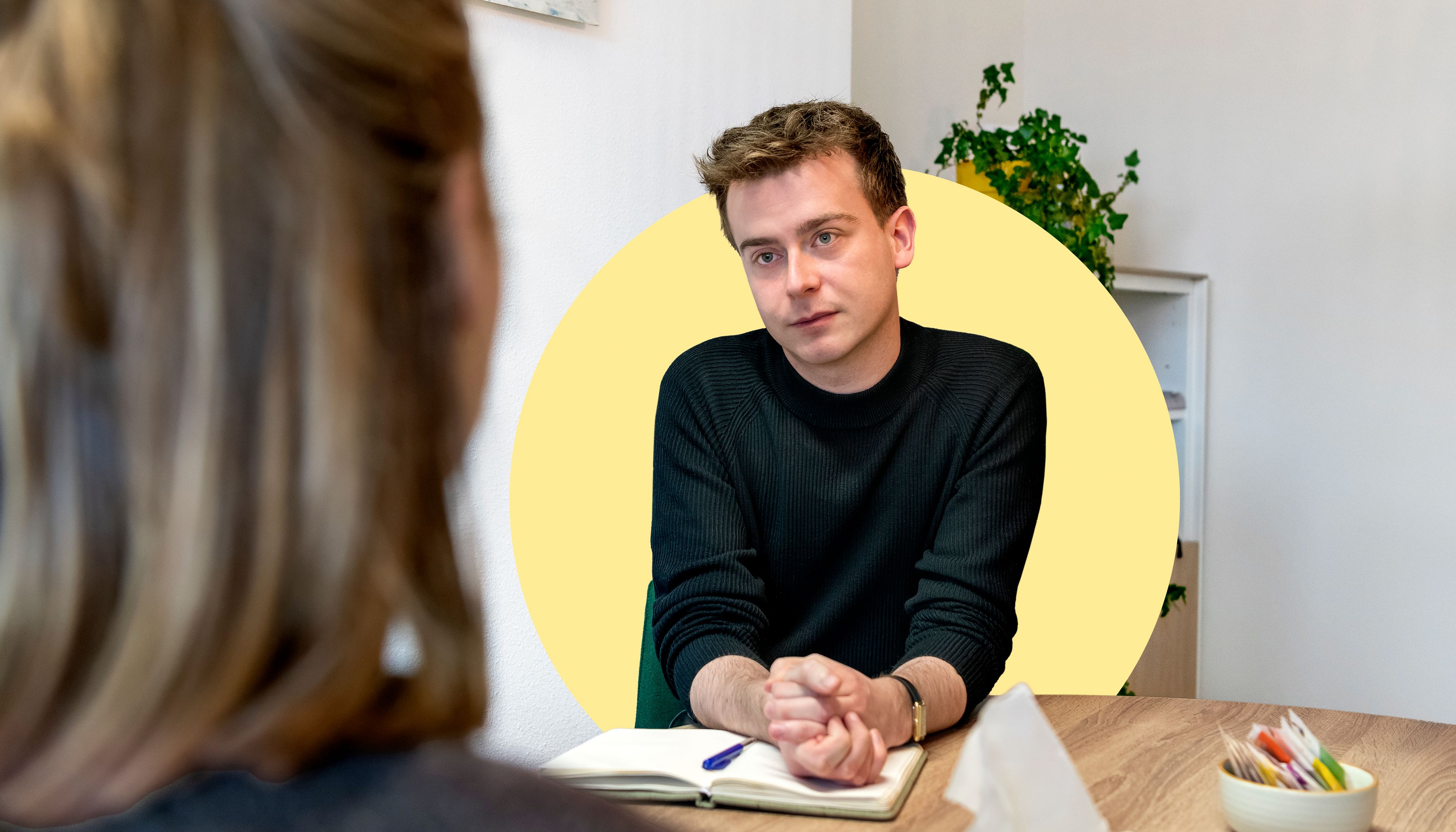 Teamleider vervolghulp in gesprek