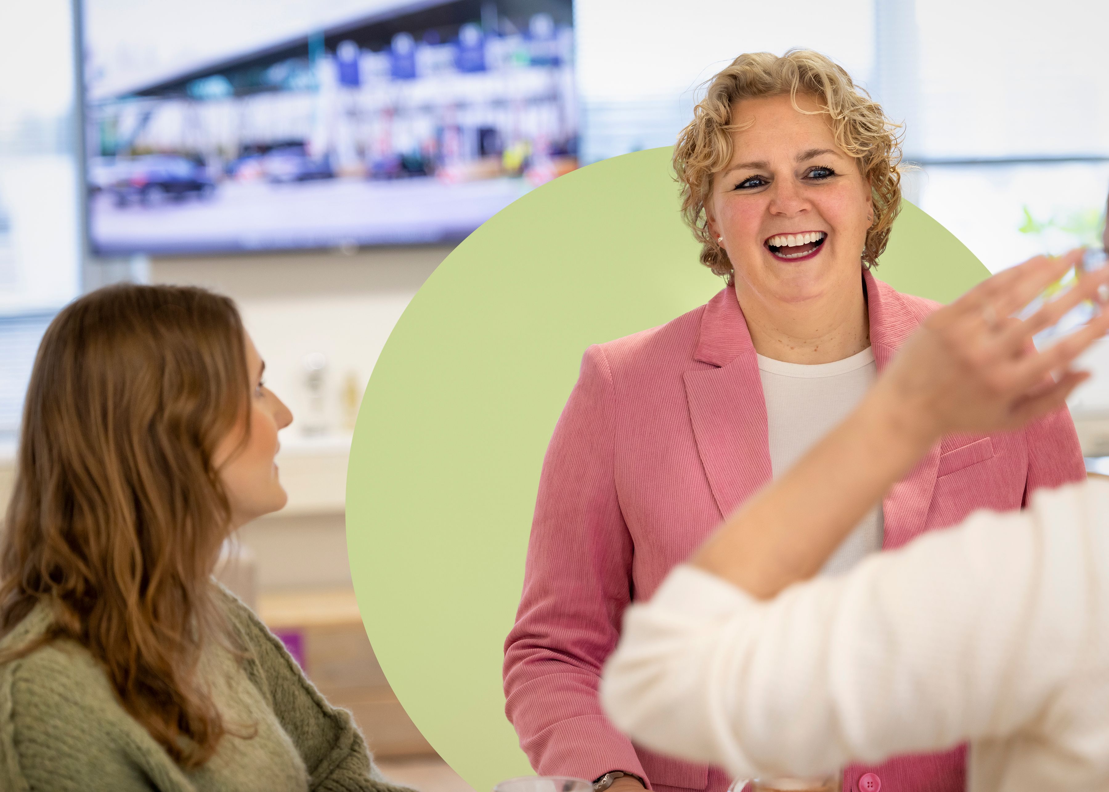Floortje in gesprek met collega op kantoor