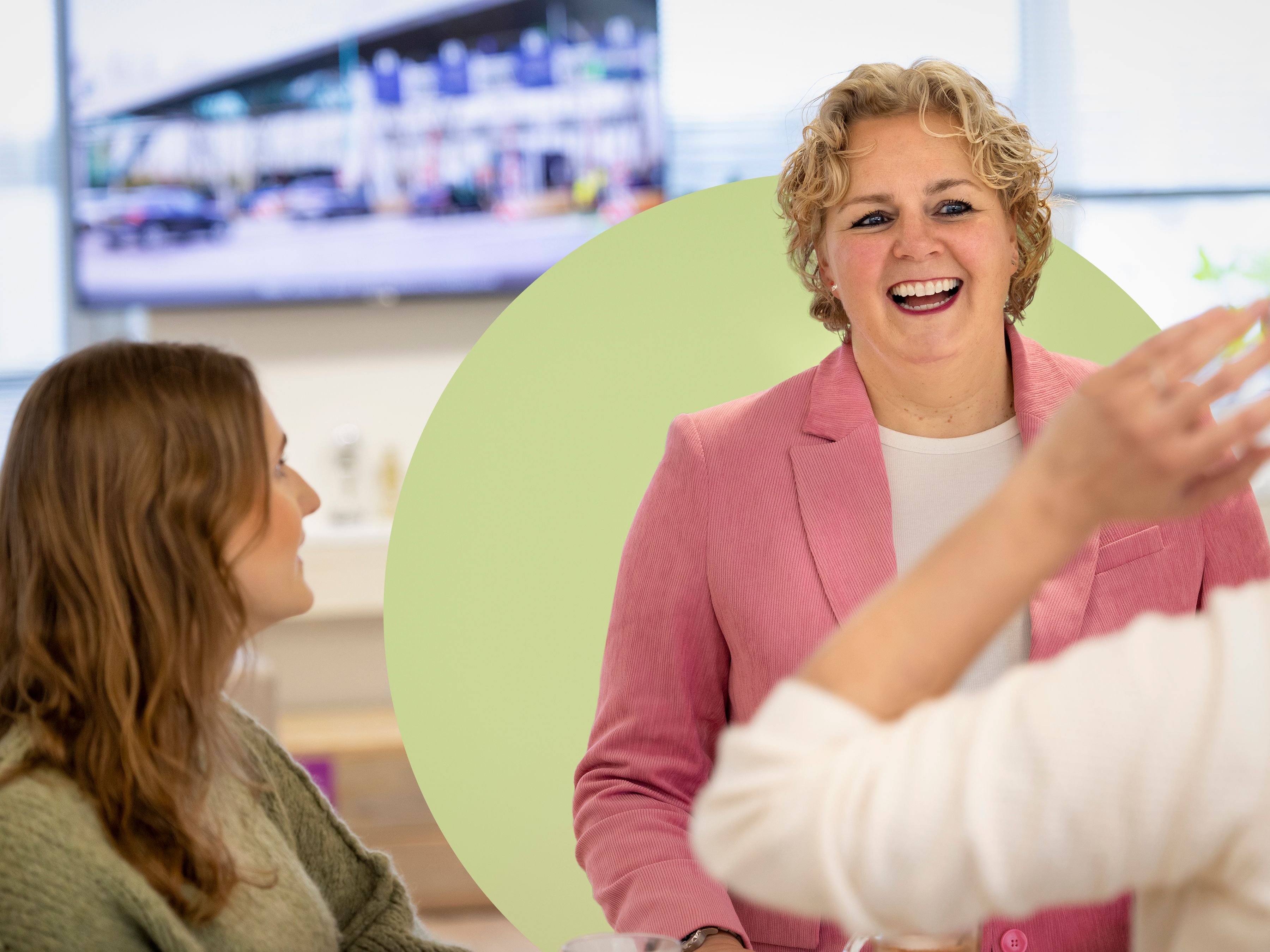 Floortje in gesprek met collega op kantoor