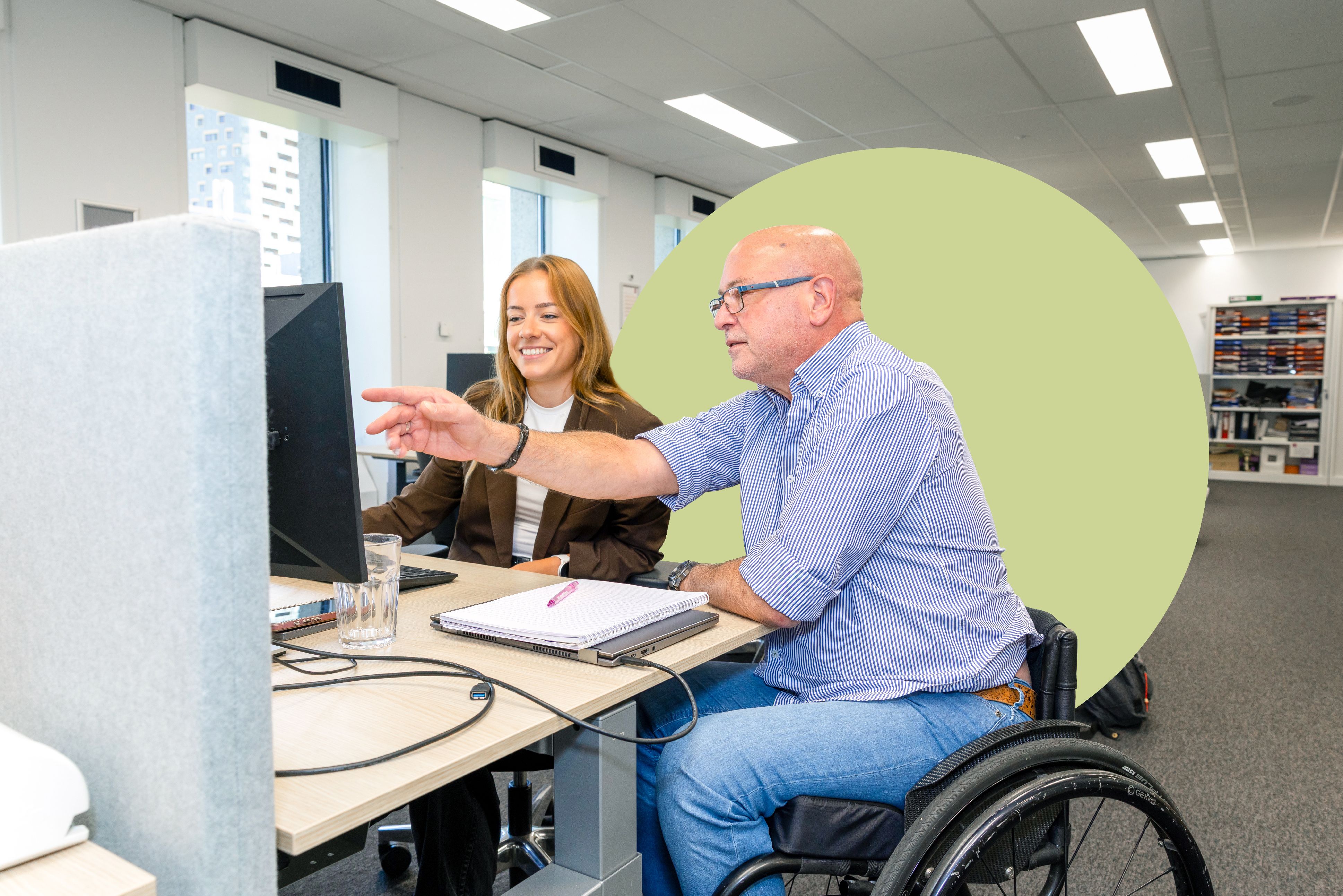 Foto van Peter met collega op kantoor (volgt)