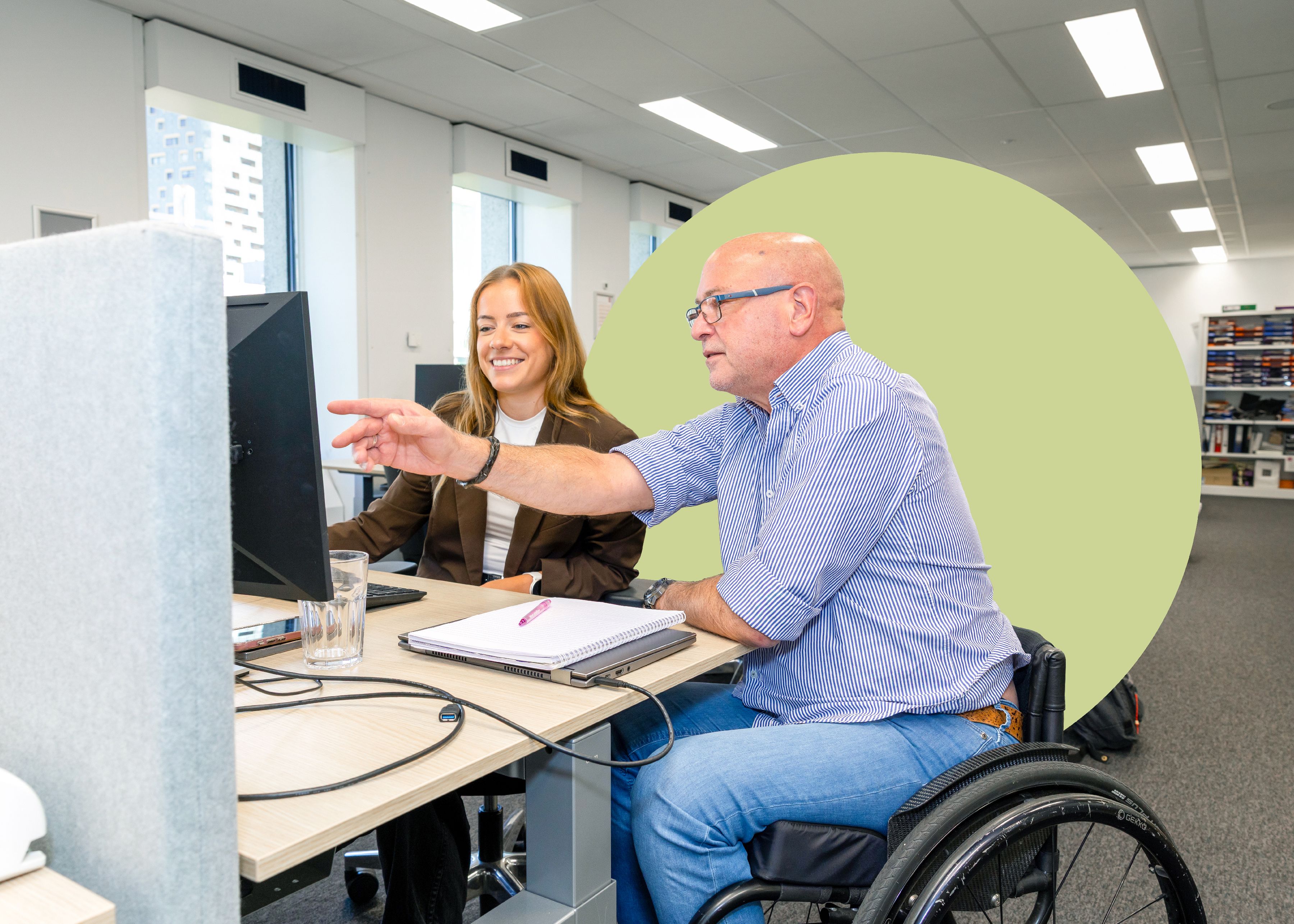 Foto van Peter met collega op kantoor (volgt)