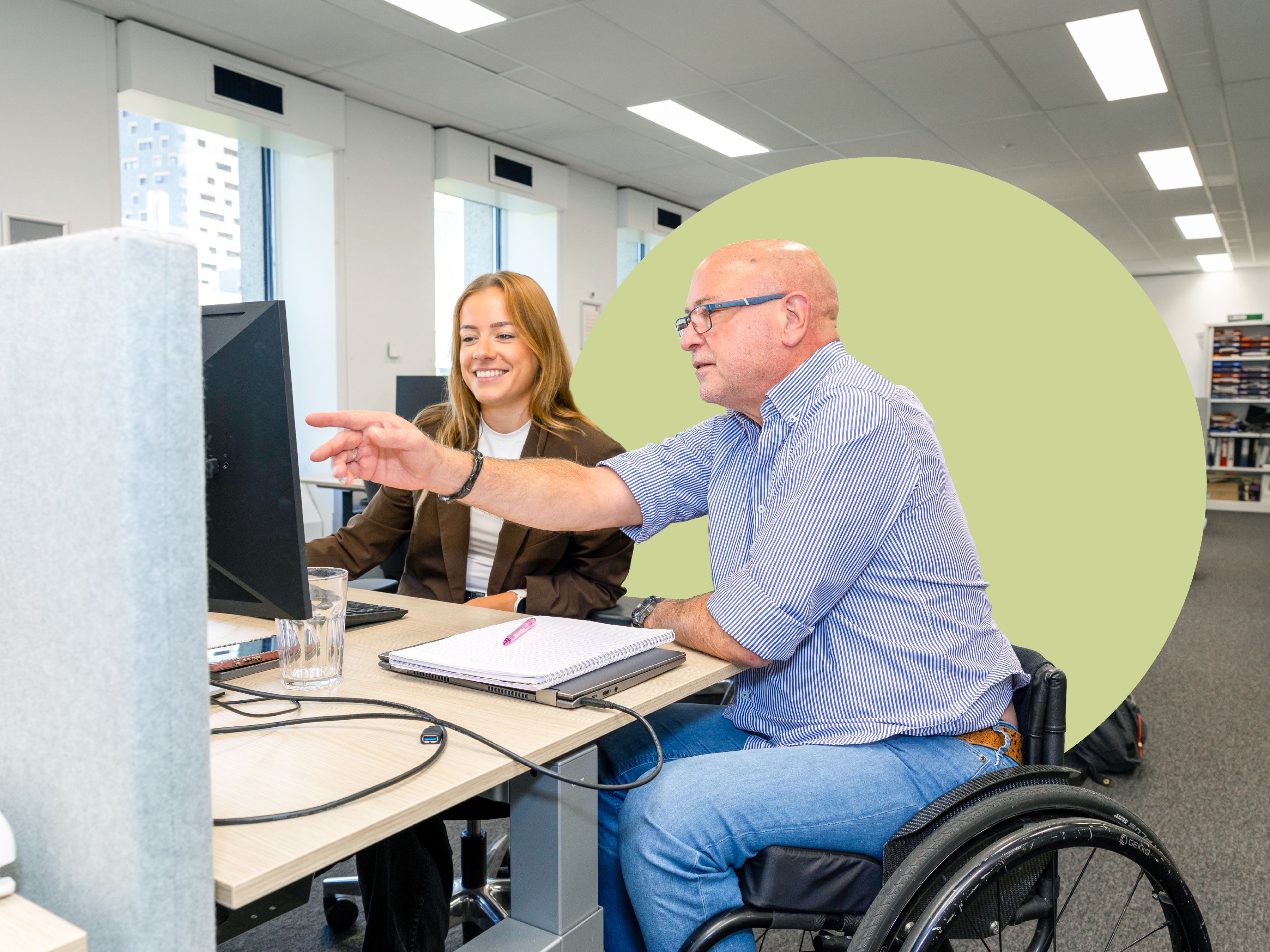 Foto van Peter met collega op kantoor (volgt)